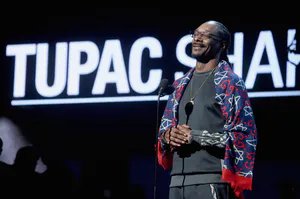 Snoop Dogg, 2Pac를 기리며 한정판 와인 '2 of Amerikaz Most Wanted' 공개