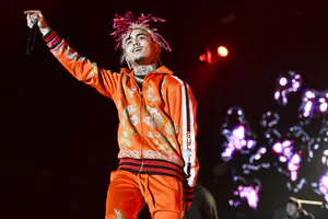 Lil Pump, 라이브스트리밍 중 셔츠 벗은 헤클러에게 주먹질 날려