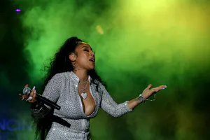 Keyshia Cole과 Skrilla, 17살 차이 열애설... 인스타그램 게시물이 암시하는 관계