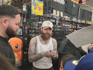 Post Malone, 피규어 사인회 뒤 ‘매직 더 개더링’ 카드 탐닉