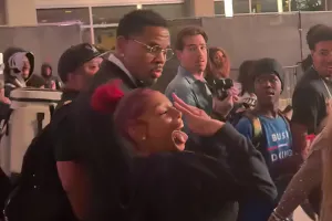 Kevin Gates, BET Awards 행사장에서 사진 요구하는 여성 팬을 밀쳐내