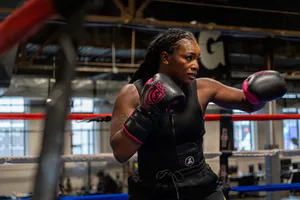 Claressa Shields, 50 Cent의 불륜 폭로에 맞서 Maserati Bud와 설전