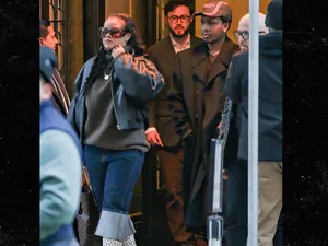 Rihanna와 A$AP Rocky, LA 자택 총격 사건 후 경호원 대동하고 NYC 등장