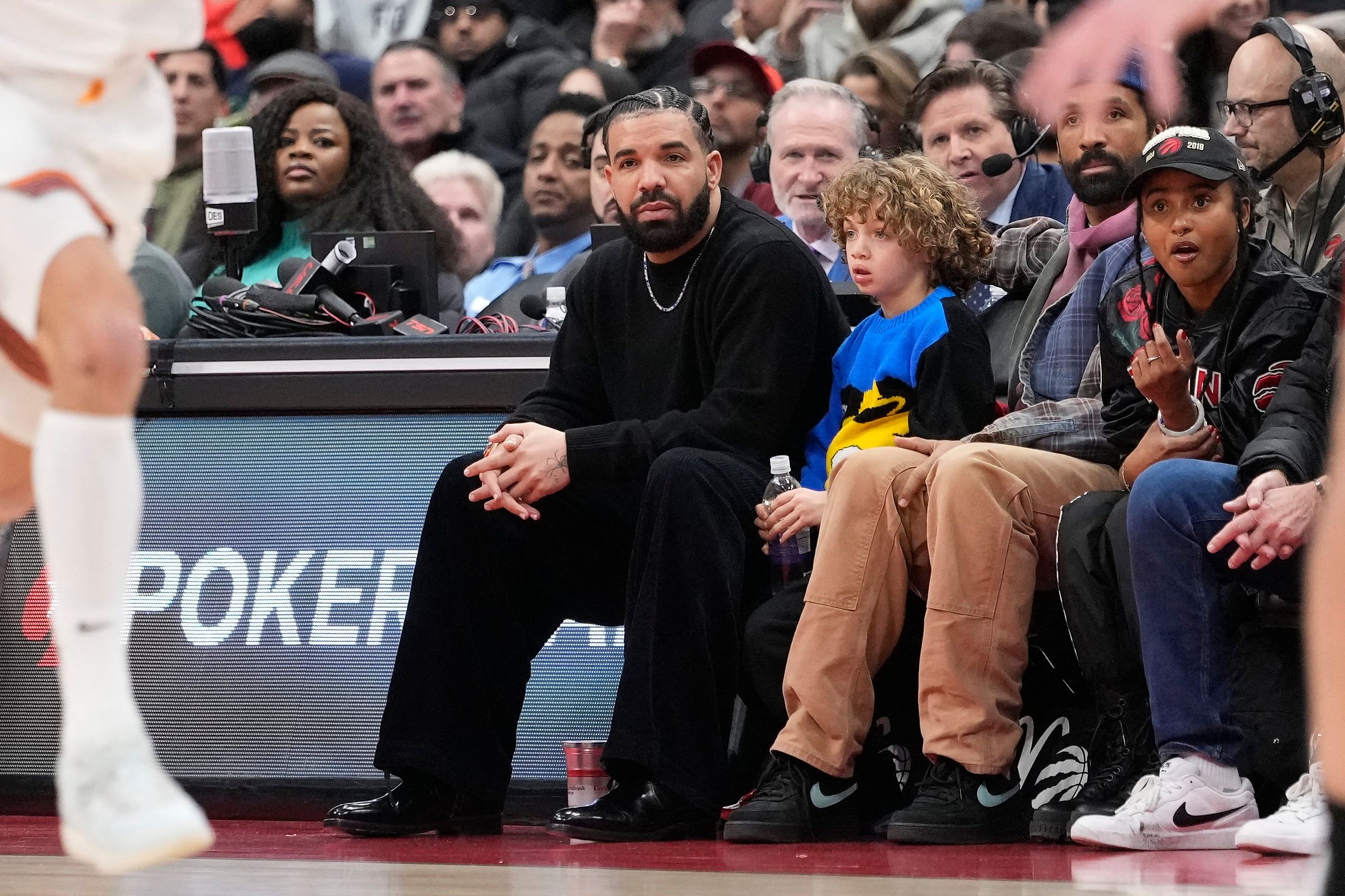 Drake, 빌보드 200 사상 최초 '동시 3앨범 1위' 예고