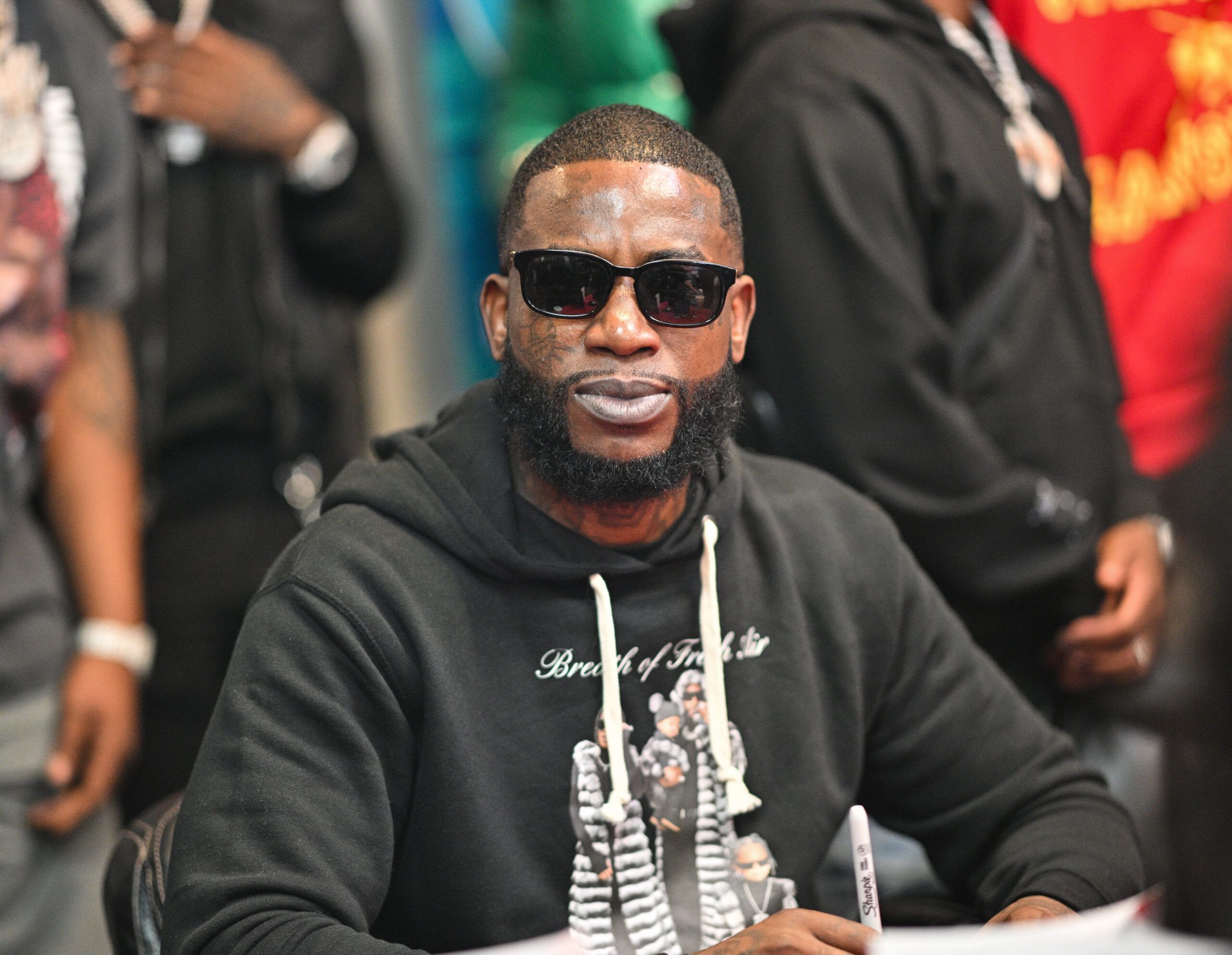 Gucci Mane, Foot Locker x HOKA 광고서 자신과 똑닮은 직원들과 만나 웃음 유발