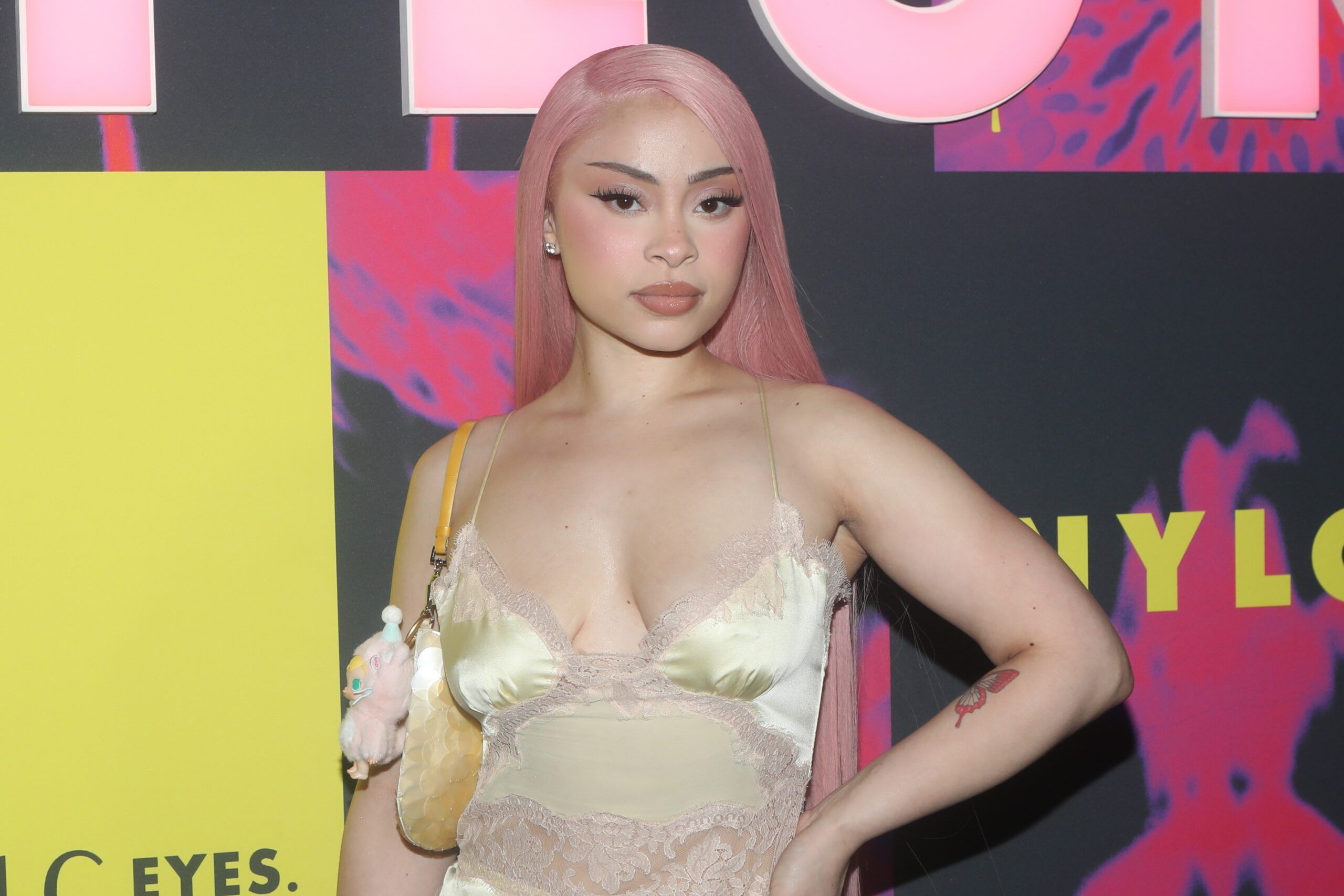 DJ Akademiks, Ice Spice 팀 향해 날선 비판 "보안도 없이 맥도날드에서 식사?"