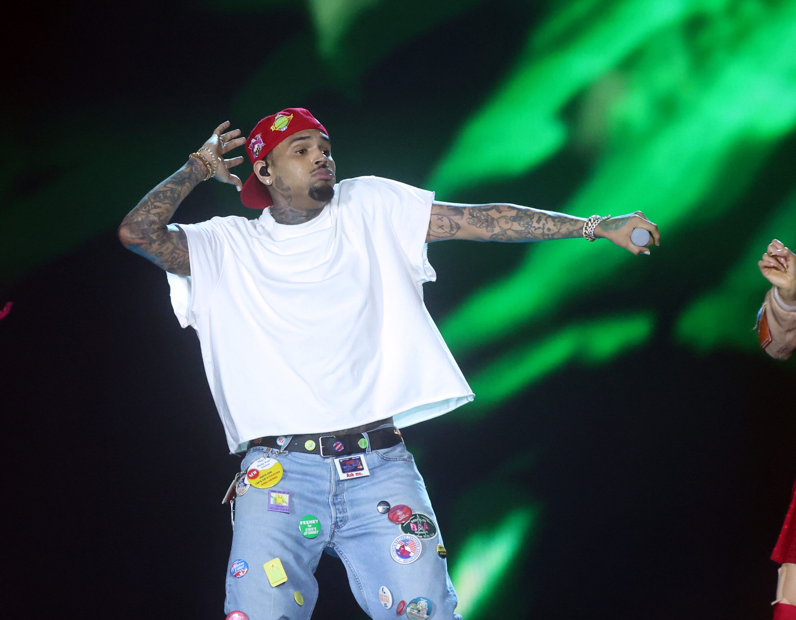 Chris Brown, Karrueche 닮은 여성에 댓글 달아 또 난리