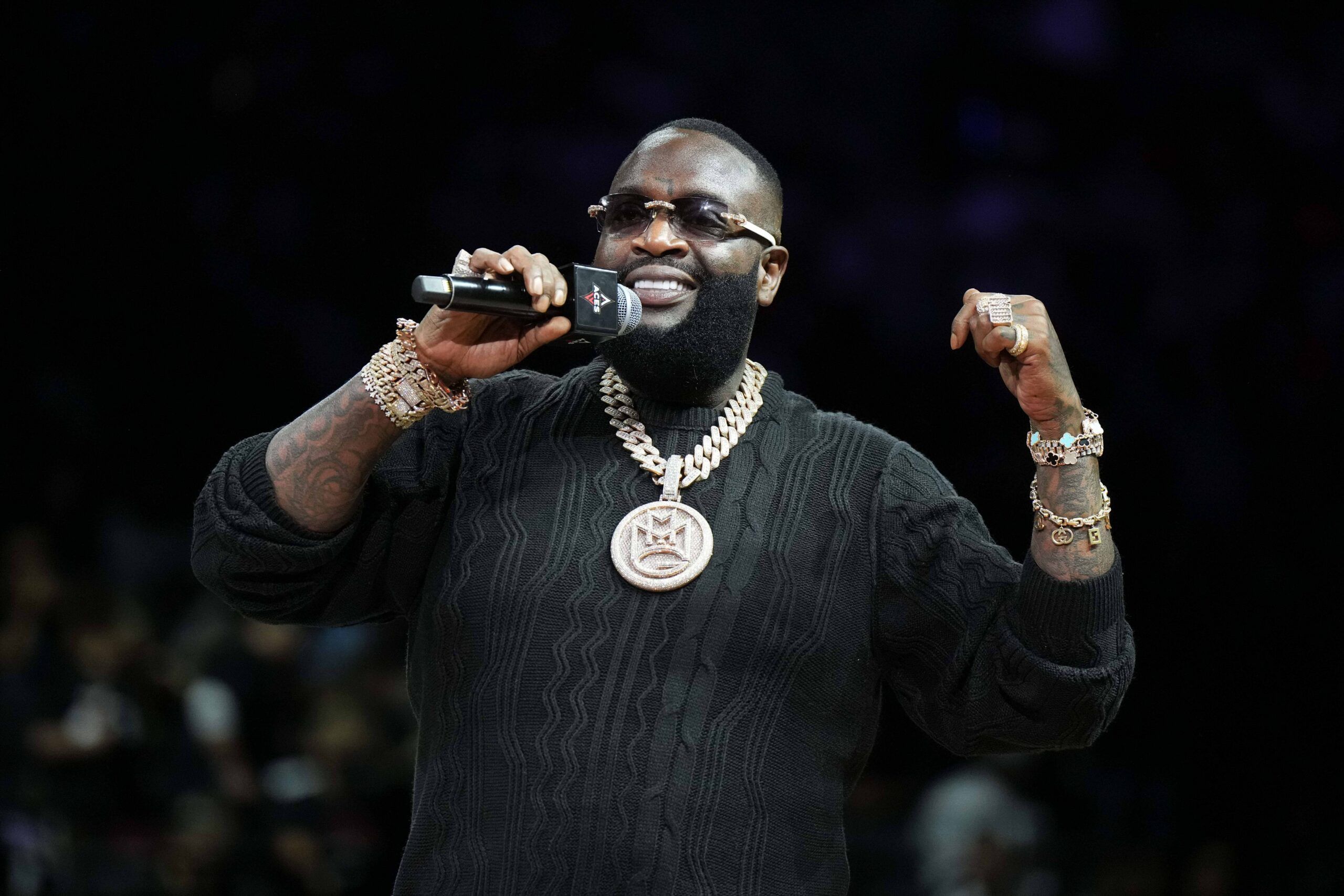 이코노미석에 앉은 Rick Ross, 그를 따라붙은 Drake의 '그 가사'