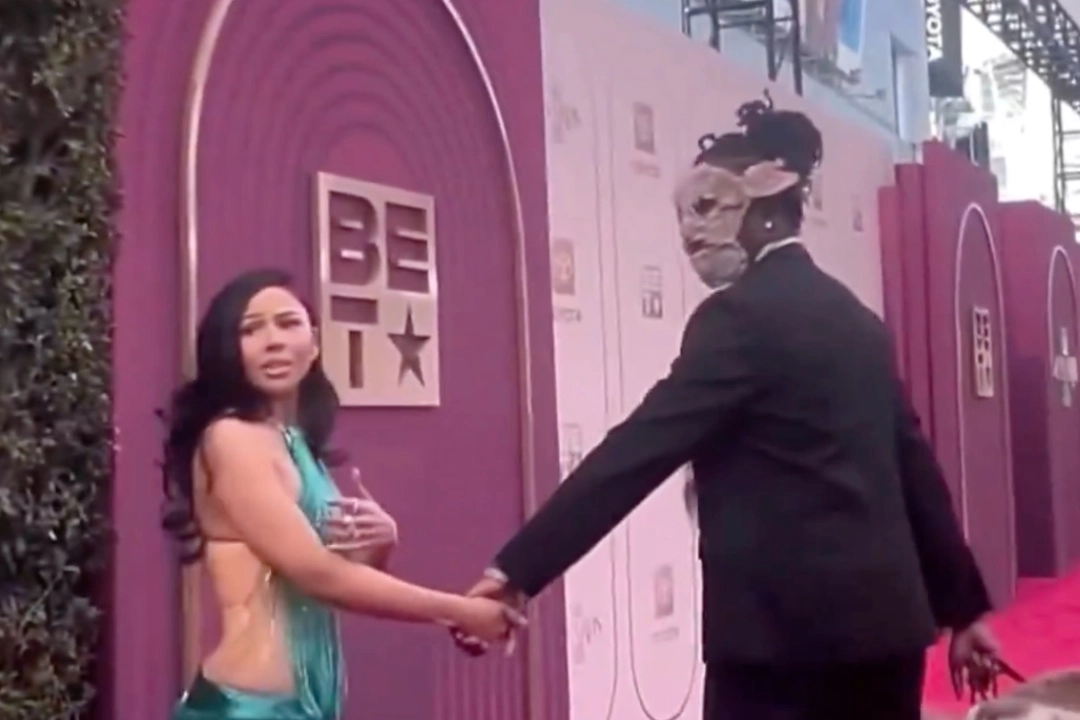 Young Thug, 2025 BET 어워즈 레드카펫에서 기묘한 마스크와 중지로 화제