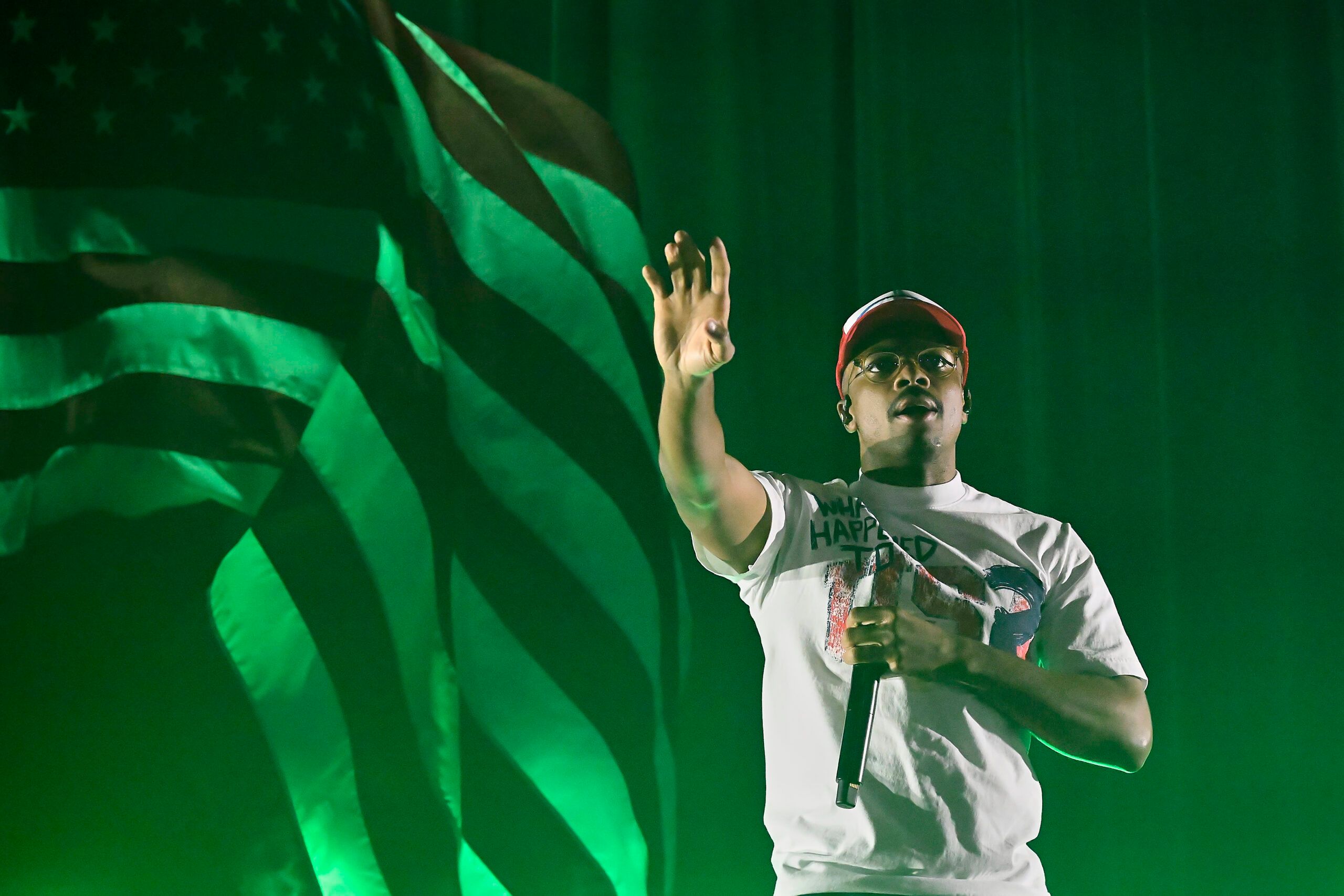 Vince Staples, "Blackberry Marmalade" 뮤직비디오에서 대량 총격 사건을 정면으로 마주하다