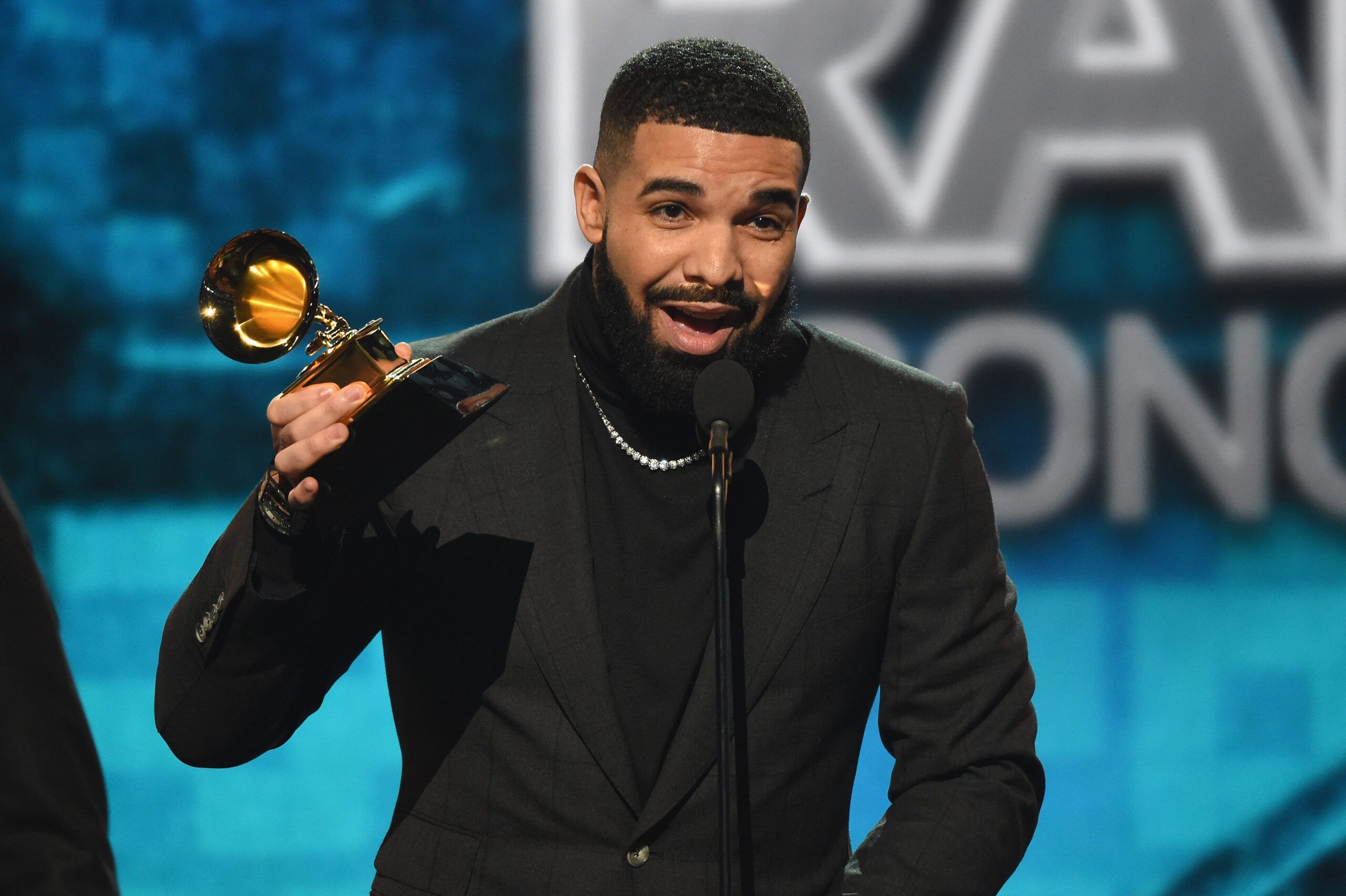 Drake, 하룻밤에 세 장의 앨범을 떨구다