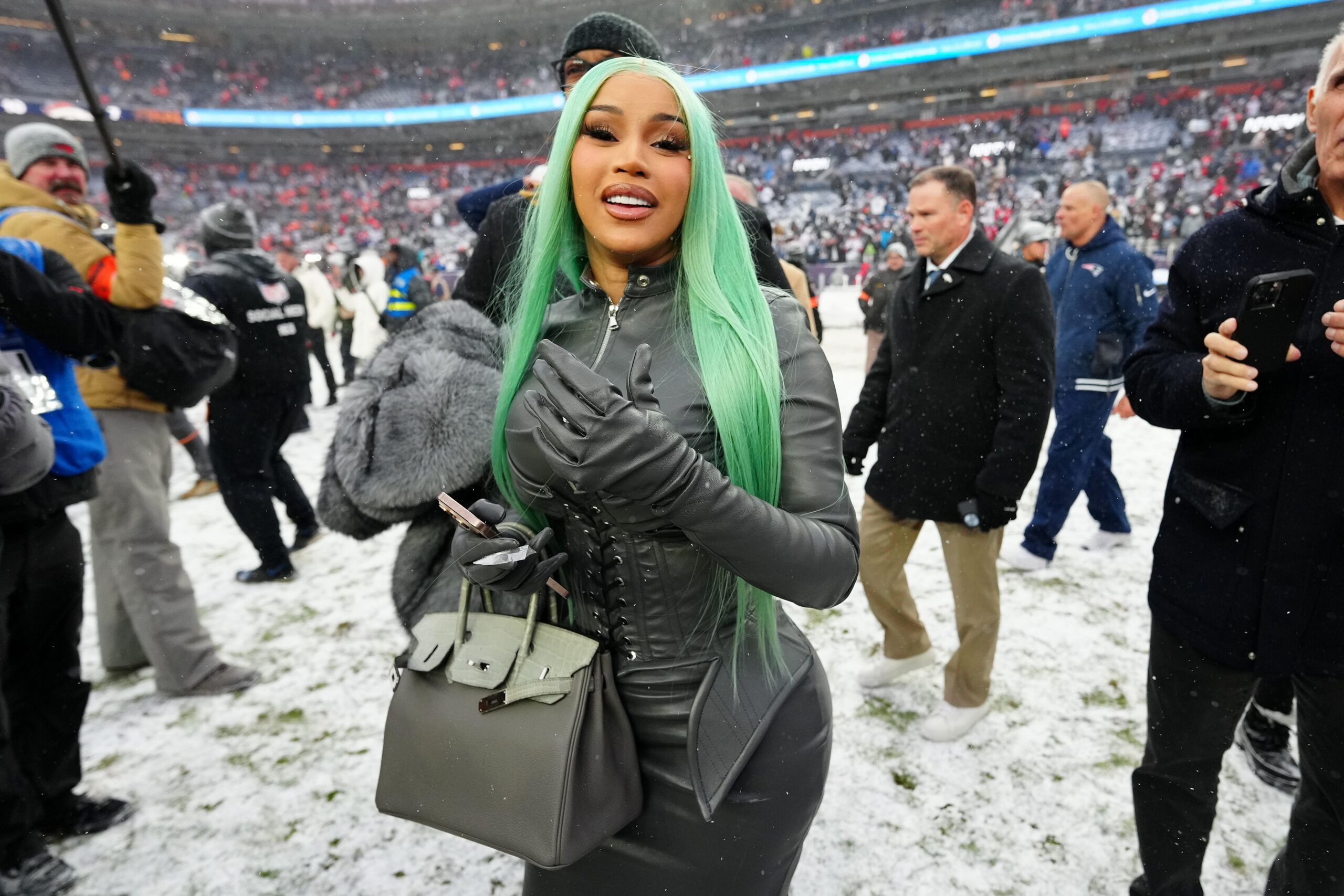 Cardi B, 투어 무대서 Stefon Diggs 향해 직격탄 ("누구랑 장난하는 거야?")