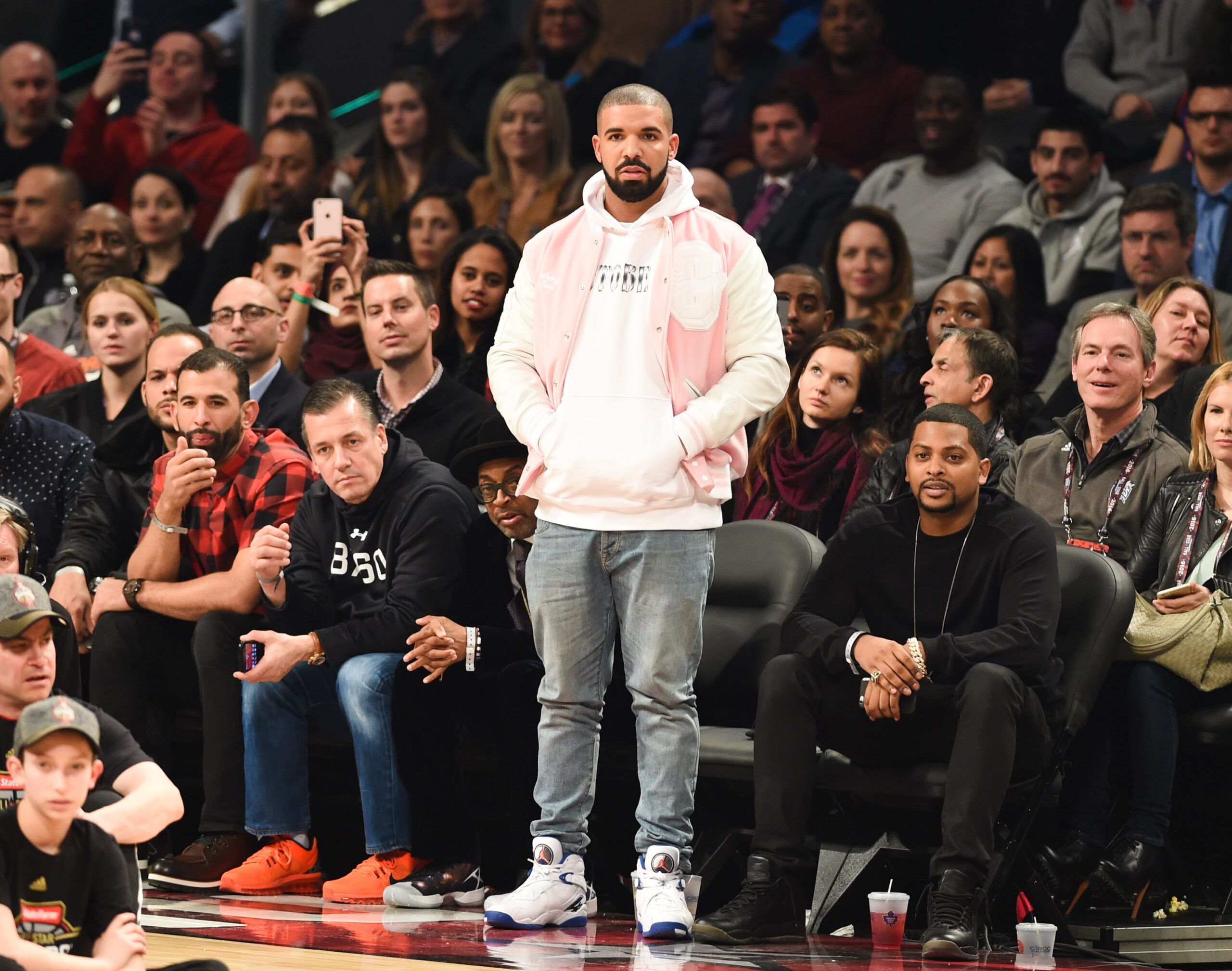 Drake, Raptors 플레이오프 홈 경기서 또 코트사이드 시트 얼음 도배