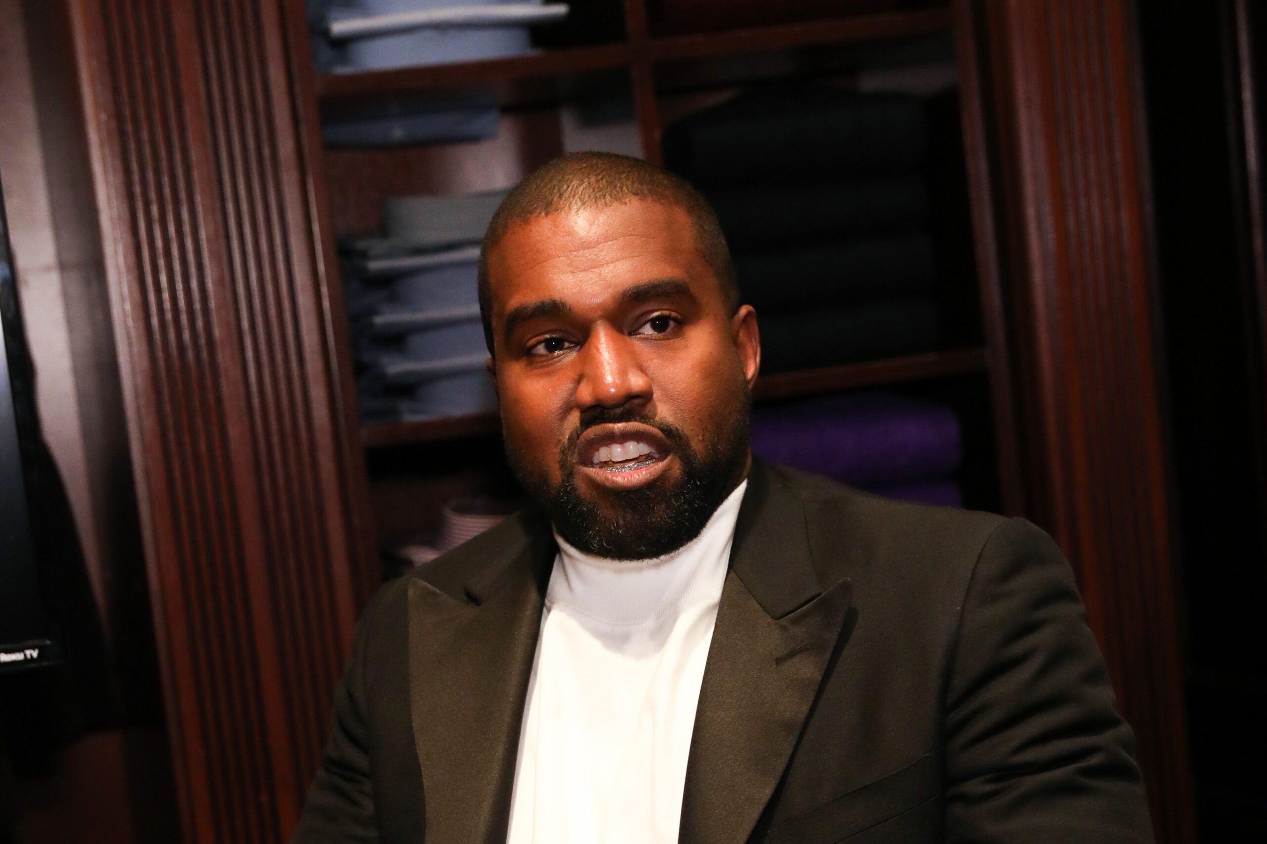 Ye, SoFi 스타디움 공연서 조명 문제로 세 번이나 중단... "베가스 쇼냐"