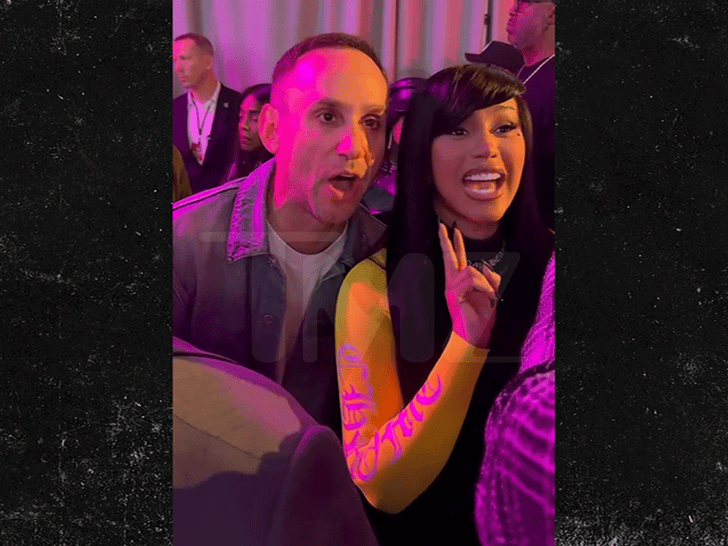 Travis Scott, 슈퍼볼 전야 공연 중 간판 박살내