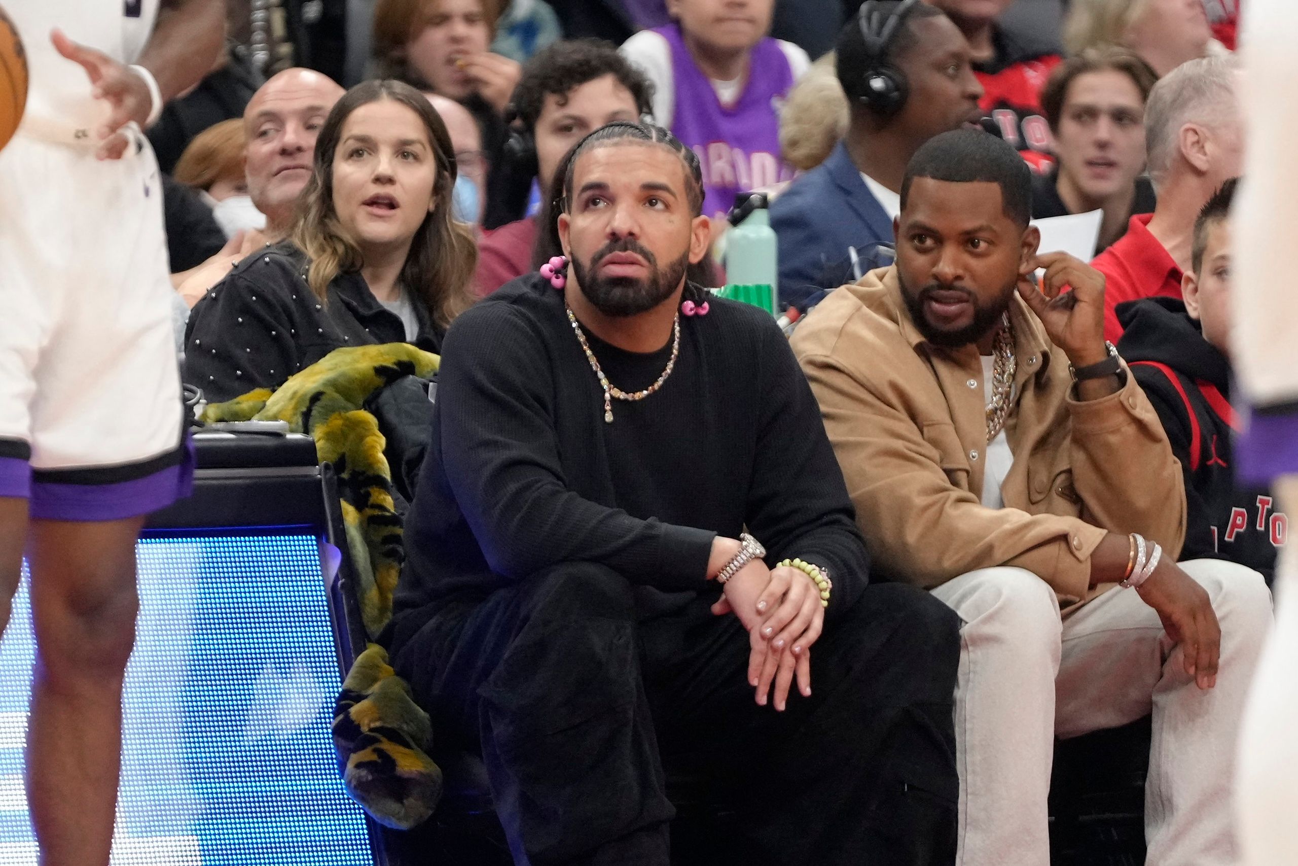 YG, Drakeo 살해 사건 조사 중 체포... Drake 개입 루머에 '사실이 아니라고 말해줘'