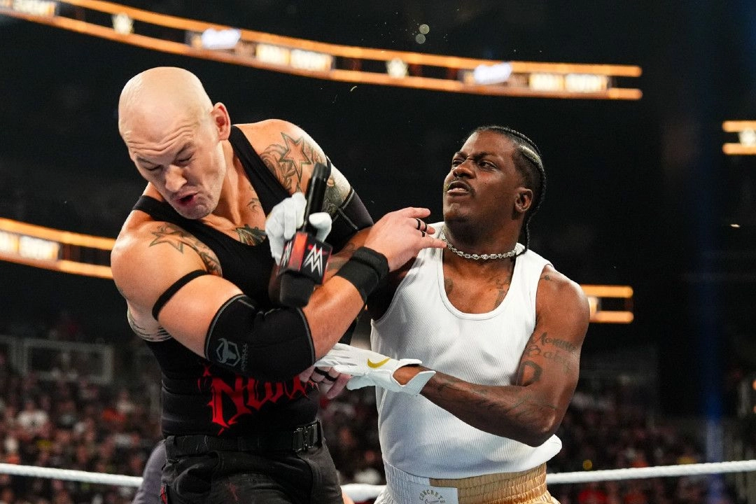 Lil Yachty, WWE 데뷔전서 Baron Corbin 상대로 5분 생존 매치 성공