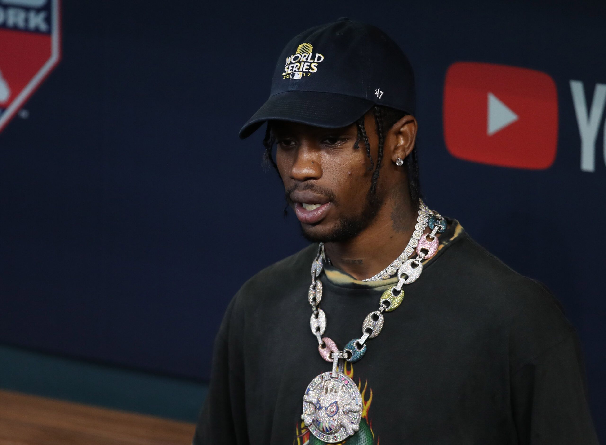 Travis Scott의 핑크 러시, 공항을 점령한 'Pink Pack'과 고야드 트렁크