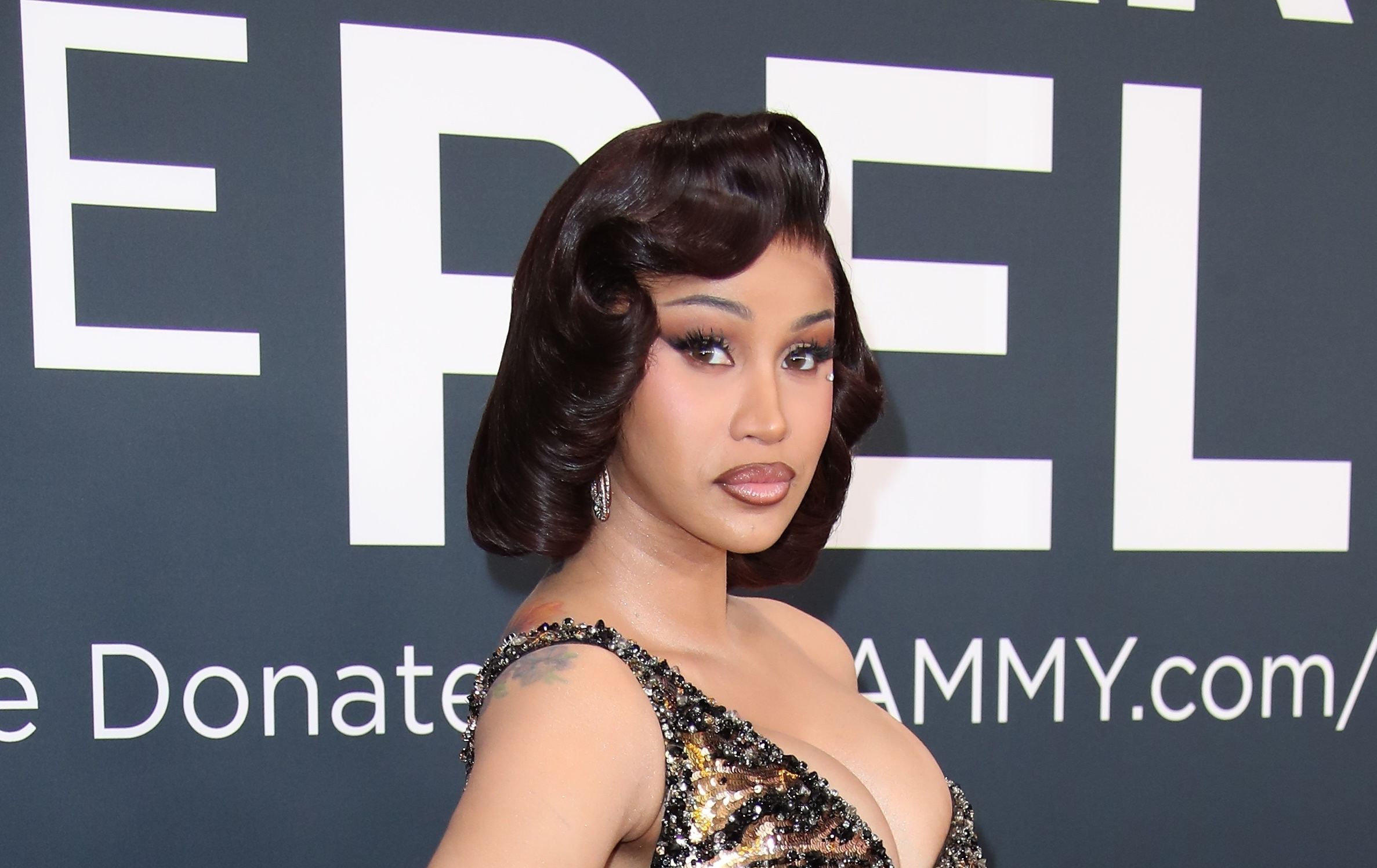 Cardi B, 콘서트 떠들썩한 발언 향한 팬들의 추측에 침묵 깨고 직접 해명