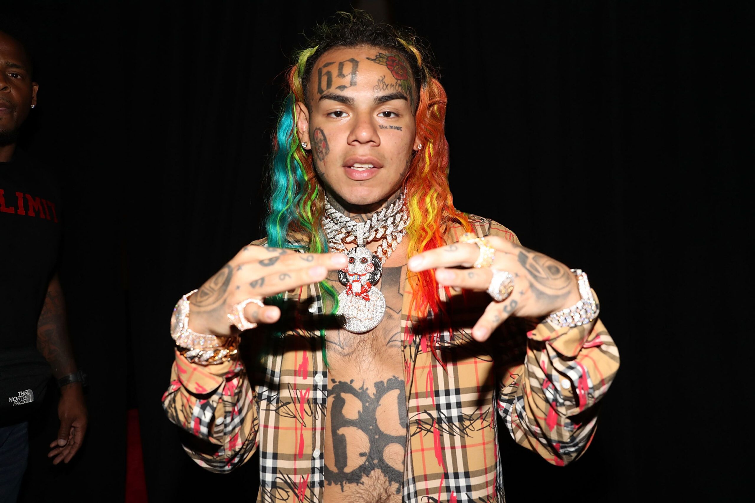 6ix9ine, Lil Durk 향해 Drake 트랙 인용해 일갈 "누가 지금 웃고 우는가?"