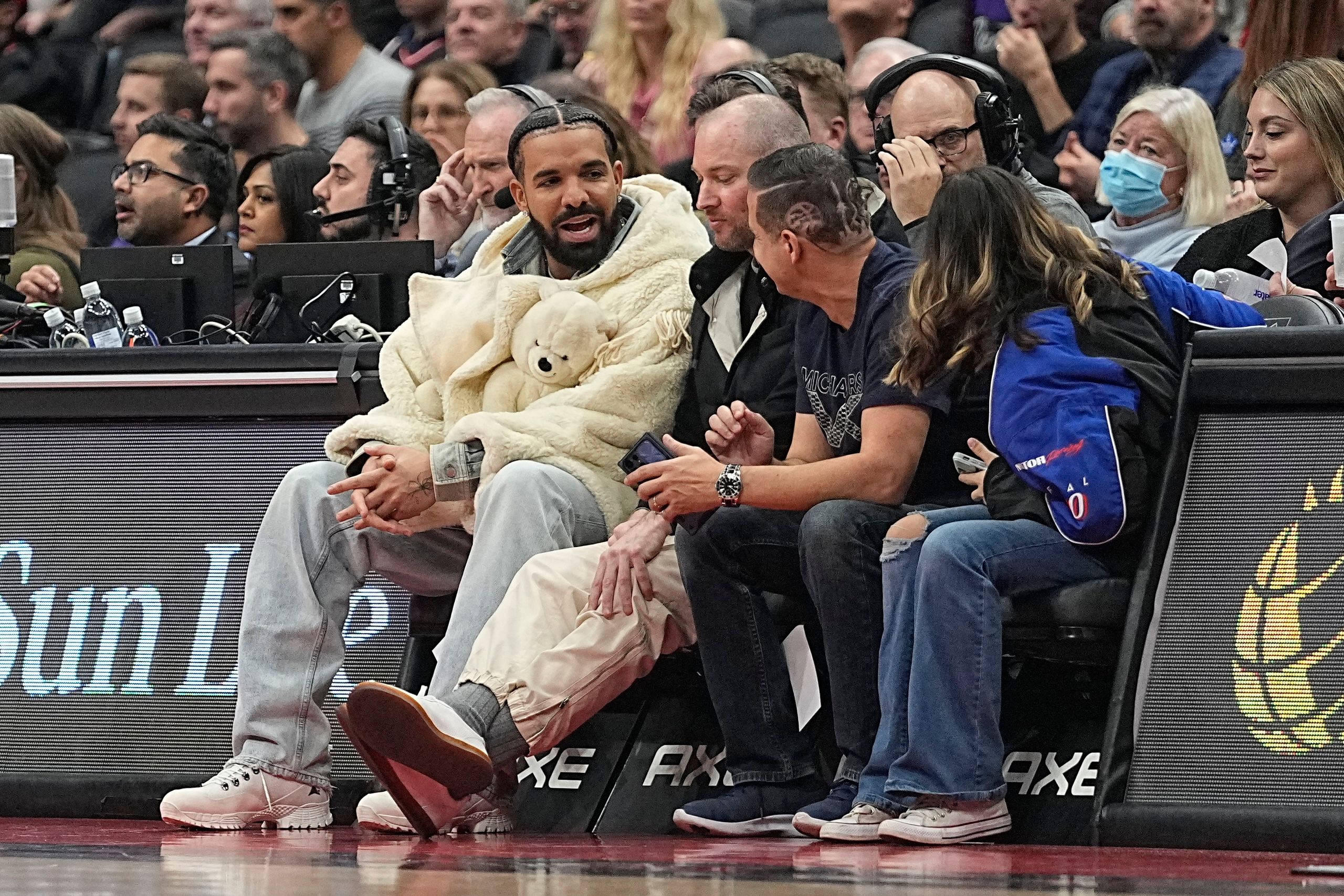 Drake, Adin Ross, DJ Akademiks에 불법 도박·랙터링 소송 — "소비자에게 해끼쳤다"