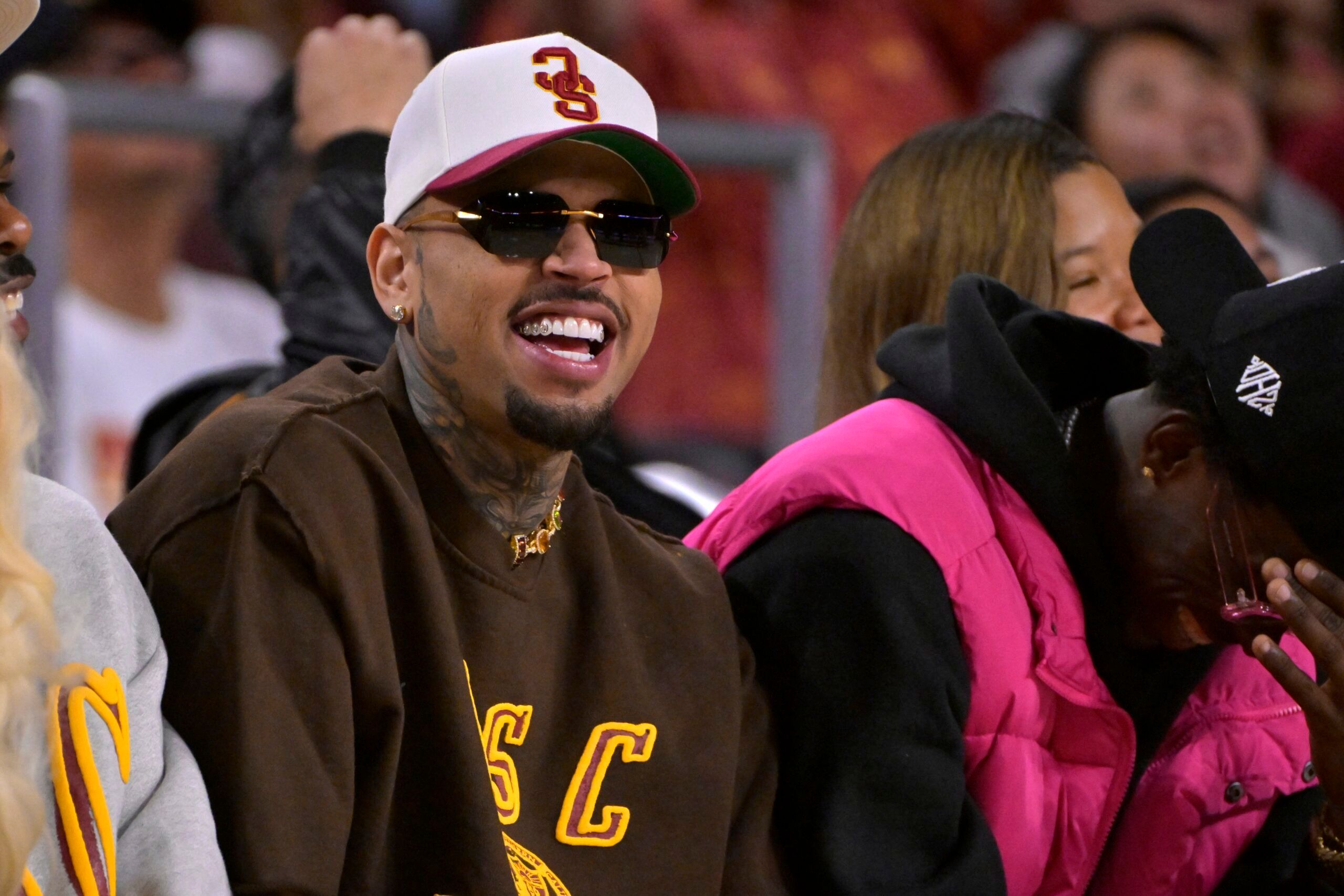 Chris Brown, 콘텐츠 크리에이터와 코멘트 전쟁 중 컬러리즘 논란까지 확대