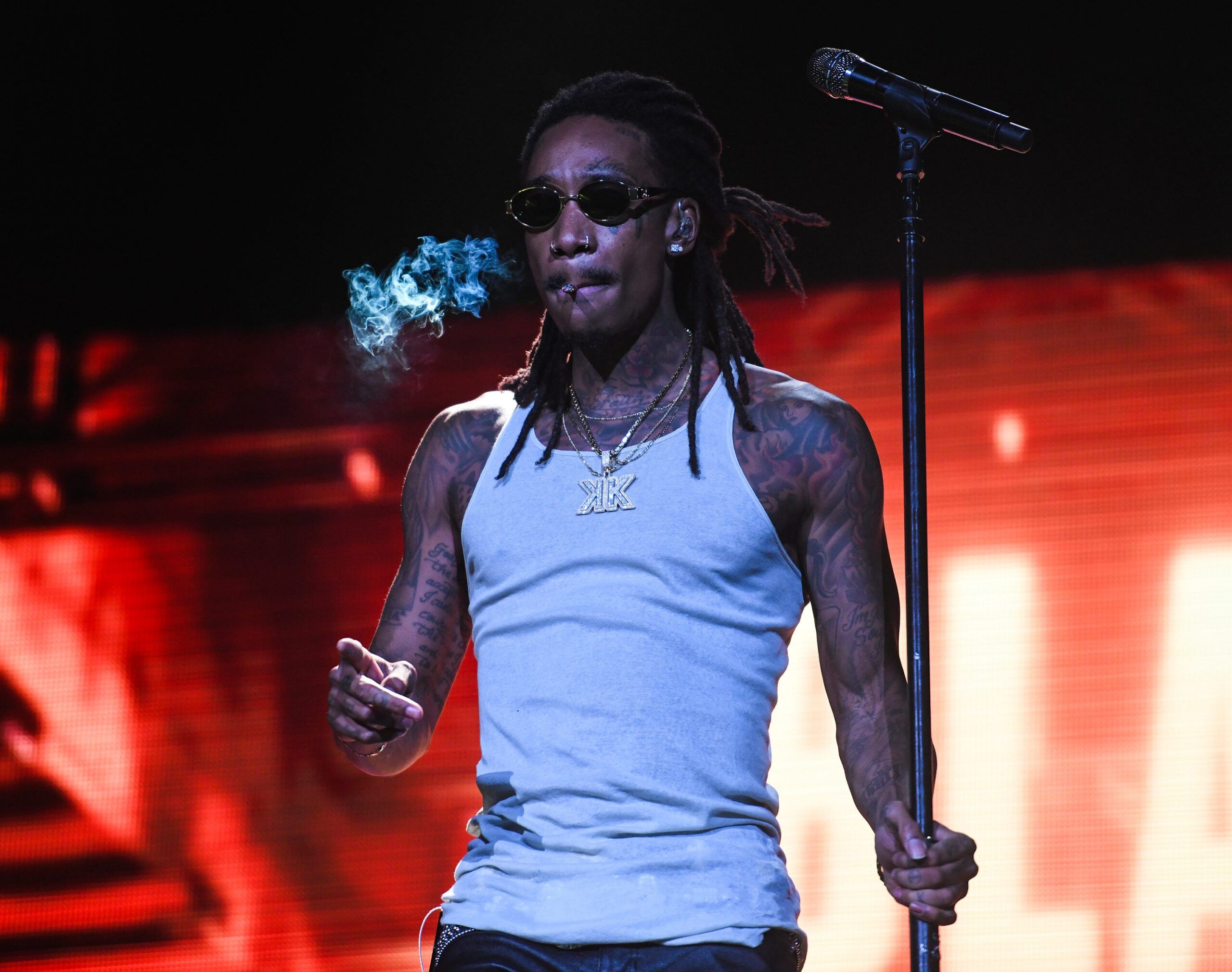 Wiz Khalifa, 루마니아 경찰의 국제 수배자로 전락