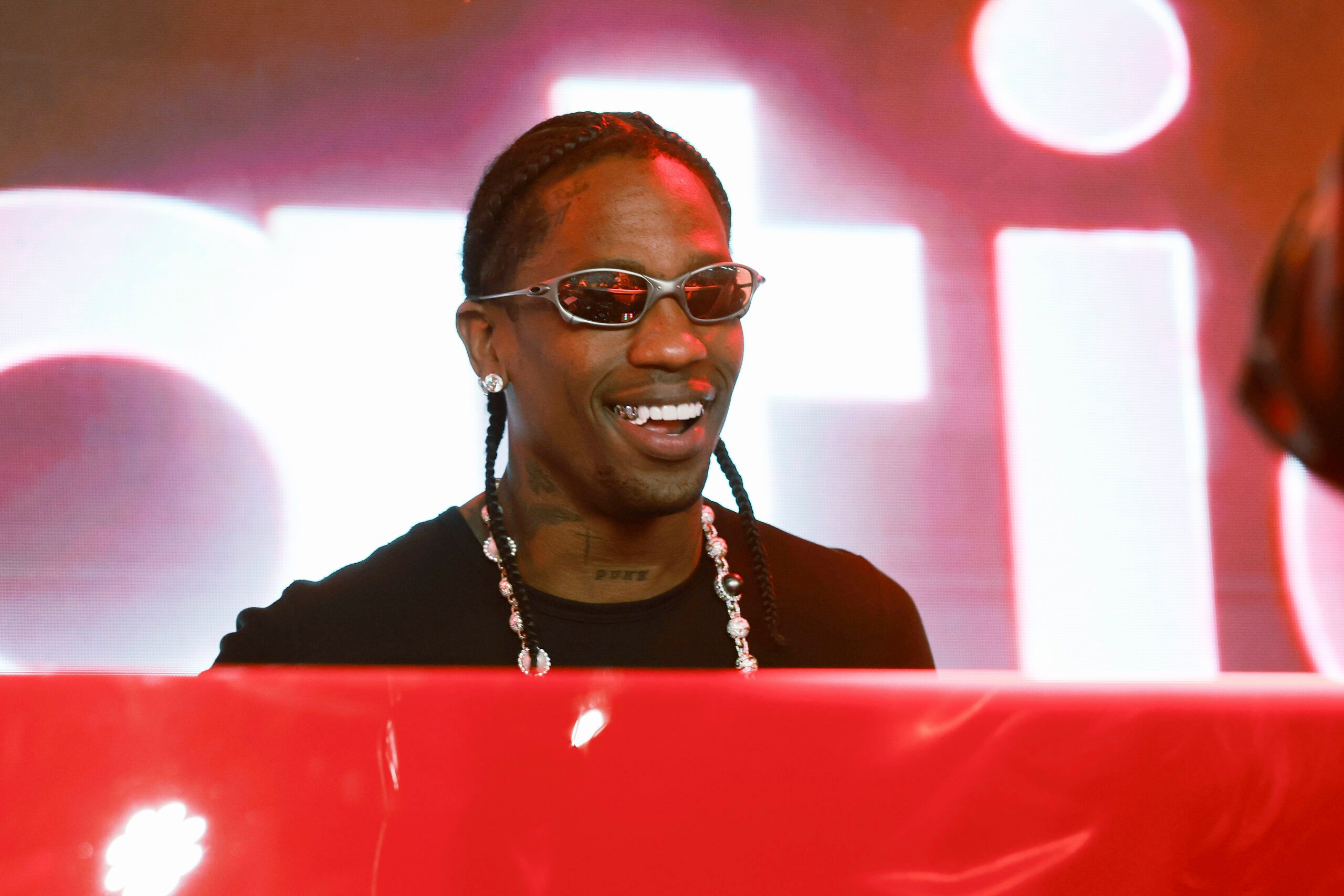 Travis Scott의 "Shy Pink" 조던 1 로우, 드디어 공개