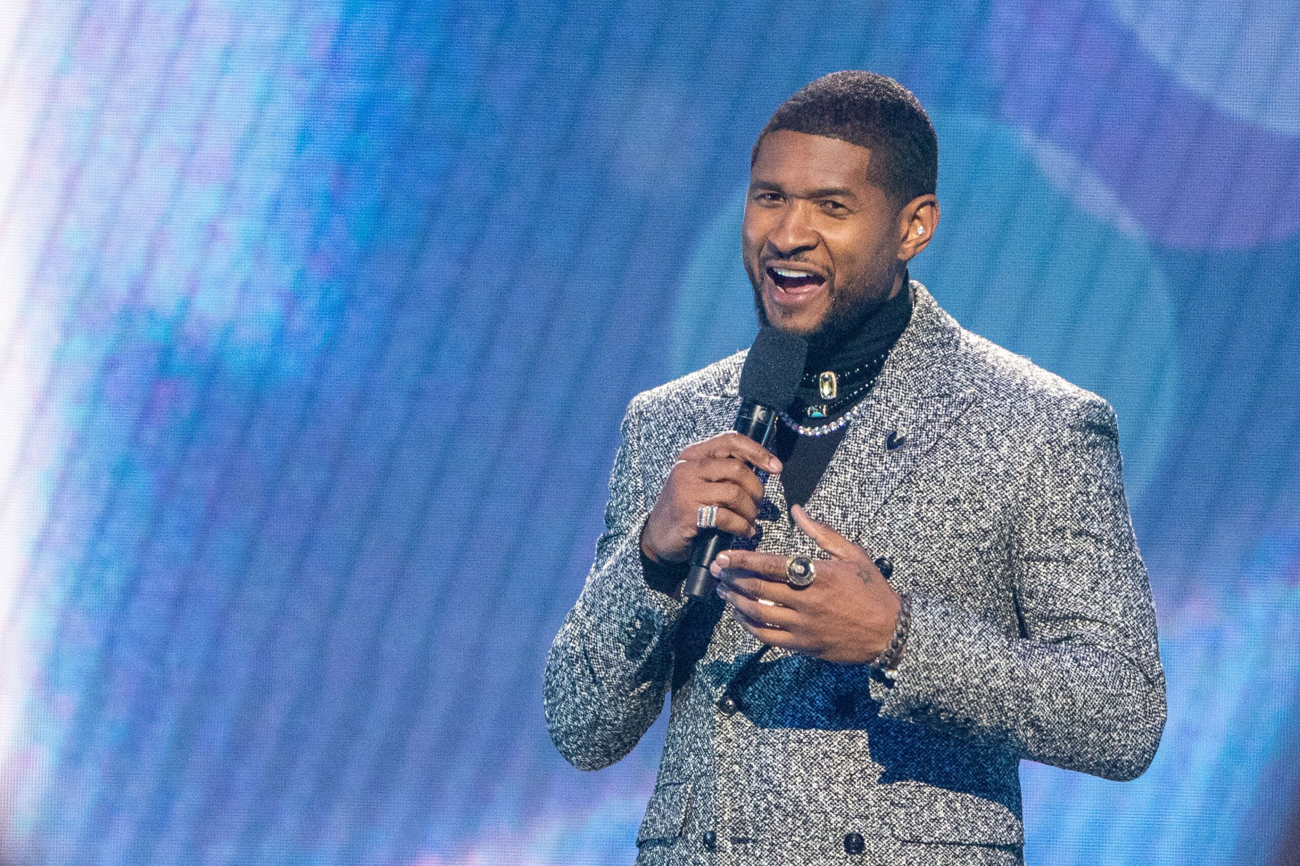Usher 세레나데에 시큰둥했던 관객, 알고 보니 Chris Brown만 원했다