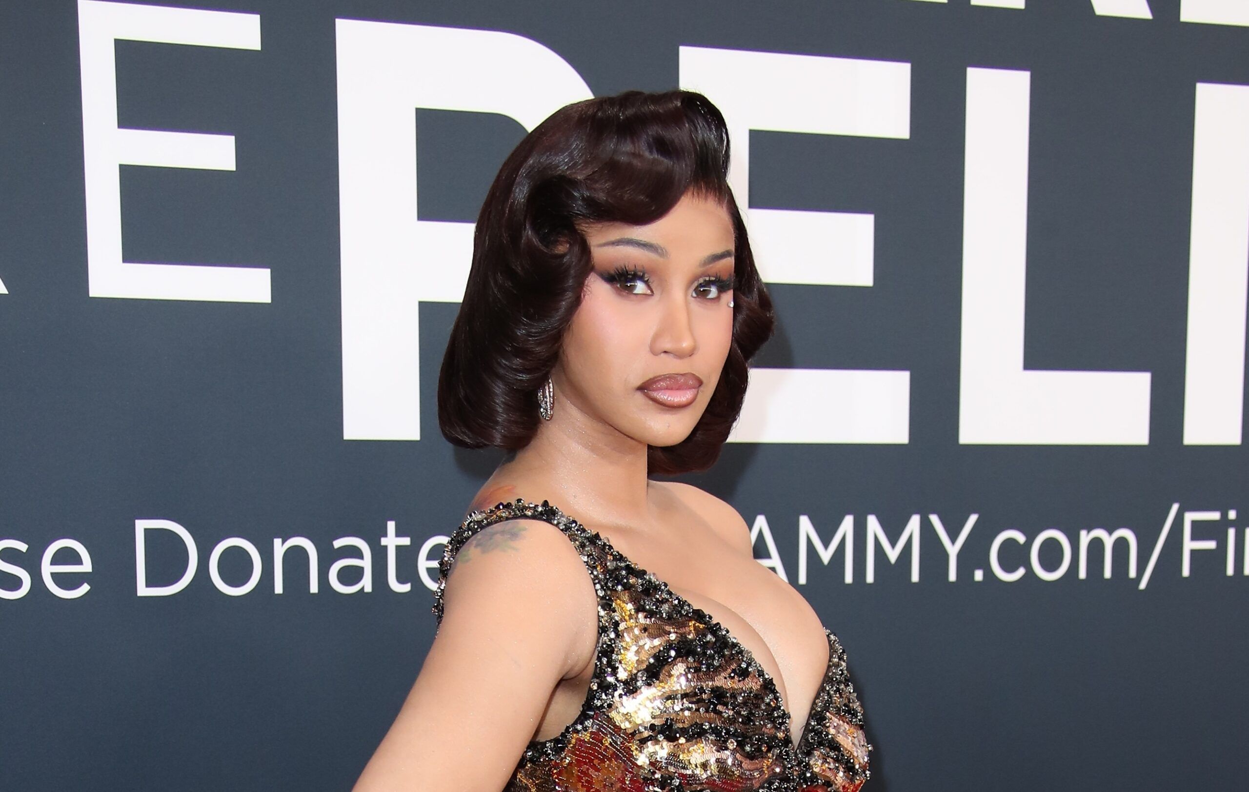 Cardi B, 'Little Miss Drama' 투어 중 라티노 팬들에게 전한 강력한 메시지