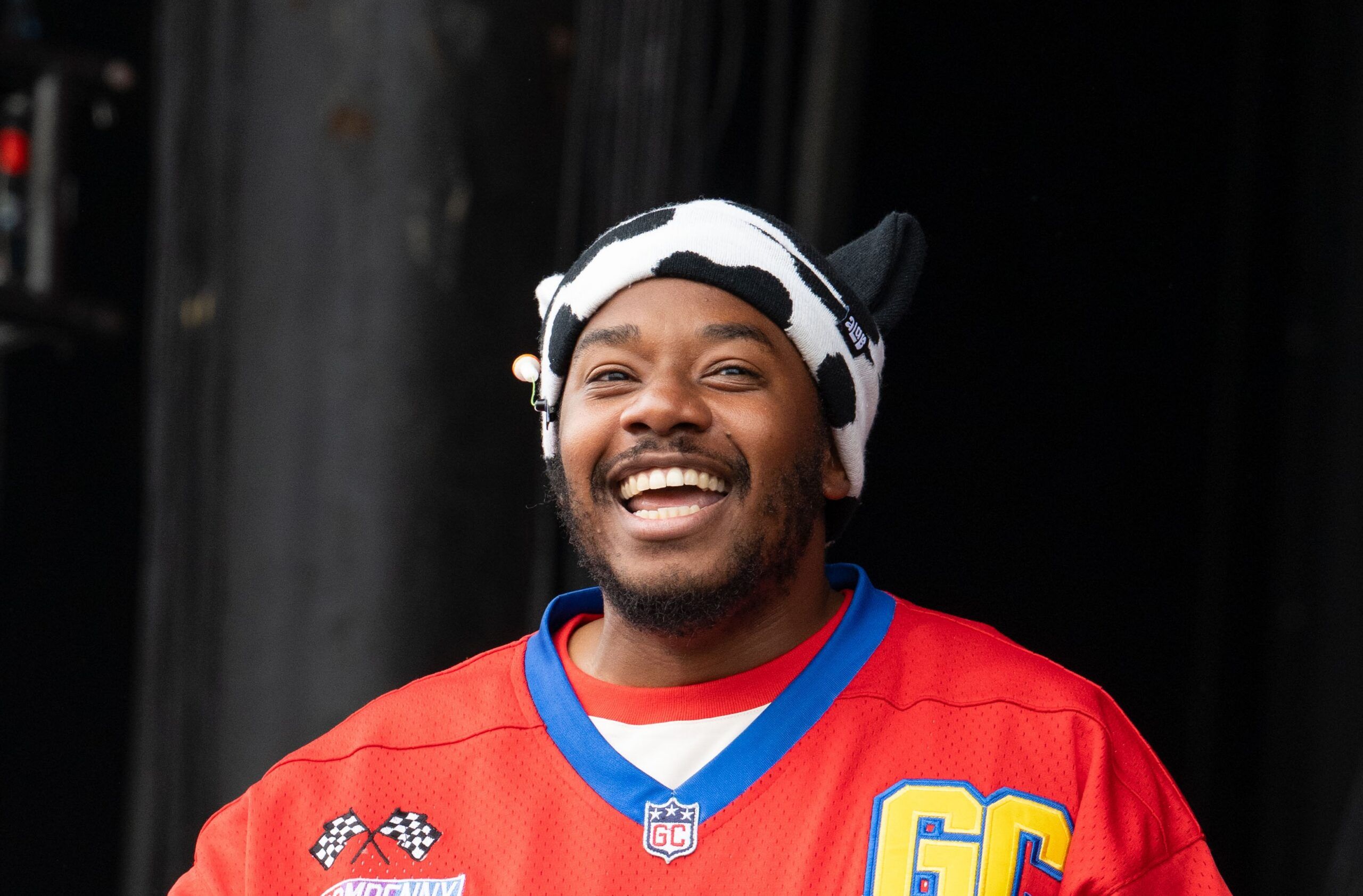 LaRussell, 'Heaven Sent' 가사 논란 속 어머니의 지지 시위 예고