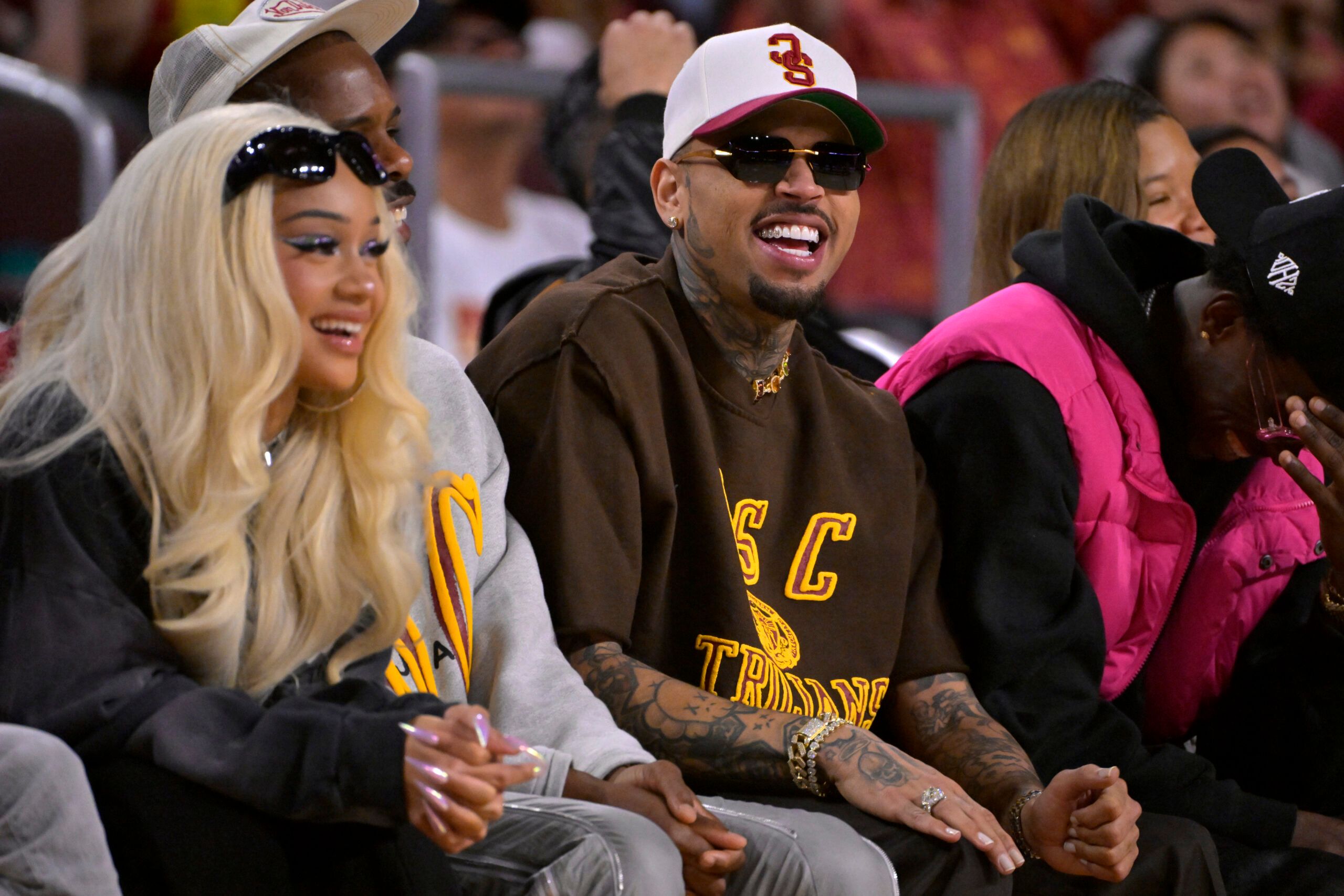 SNS 설전 끝에 법정으로... Chris Brown, 전 연인에게 친자 소송 피소