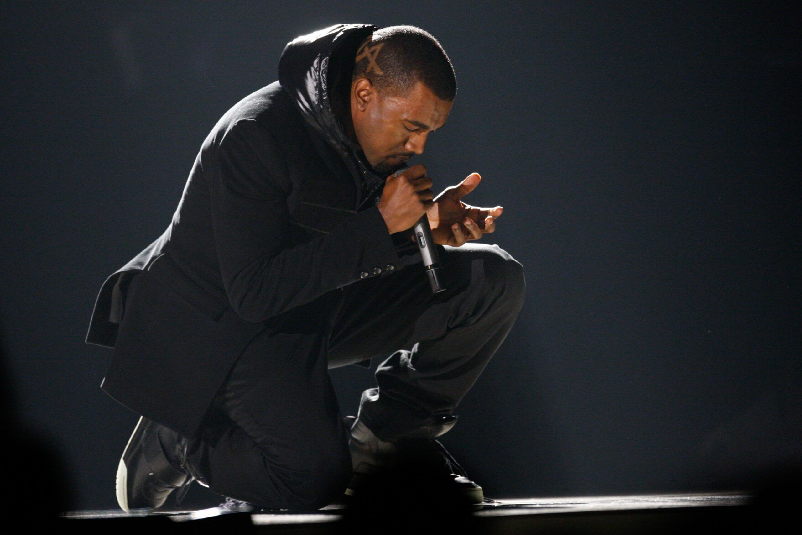 Ye의 신보 'BULLY', 첫 주 25만 장 돌파 예상... 빌보드 1위 유력