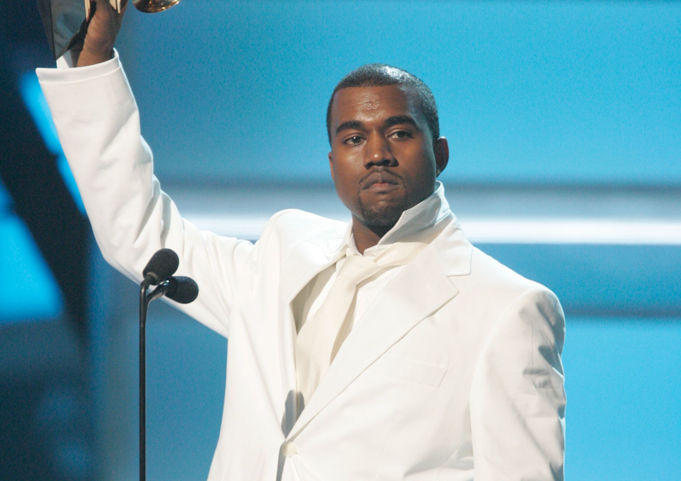 Ye 콘서트장 밖, 알몸 남성이 거리에서 난투극 벌여