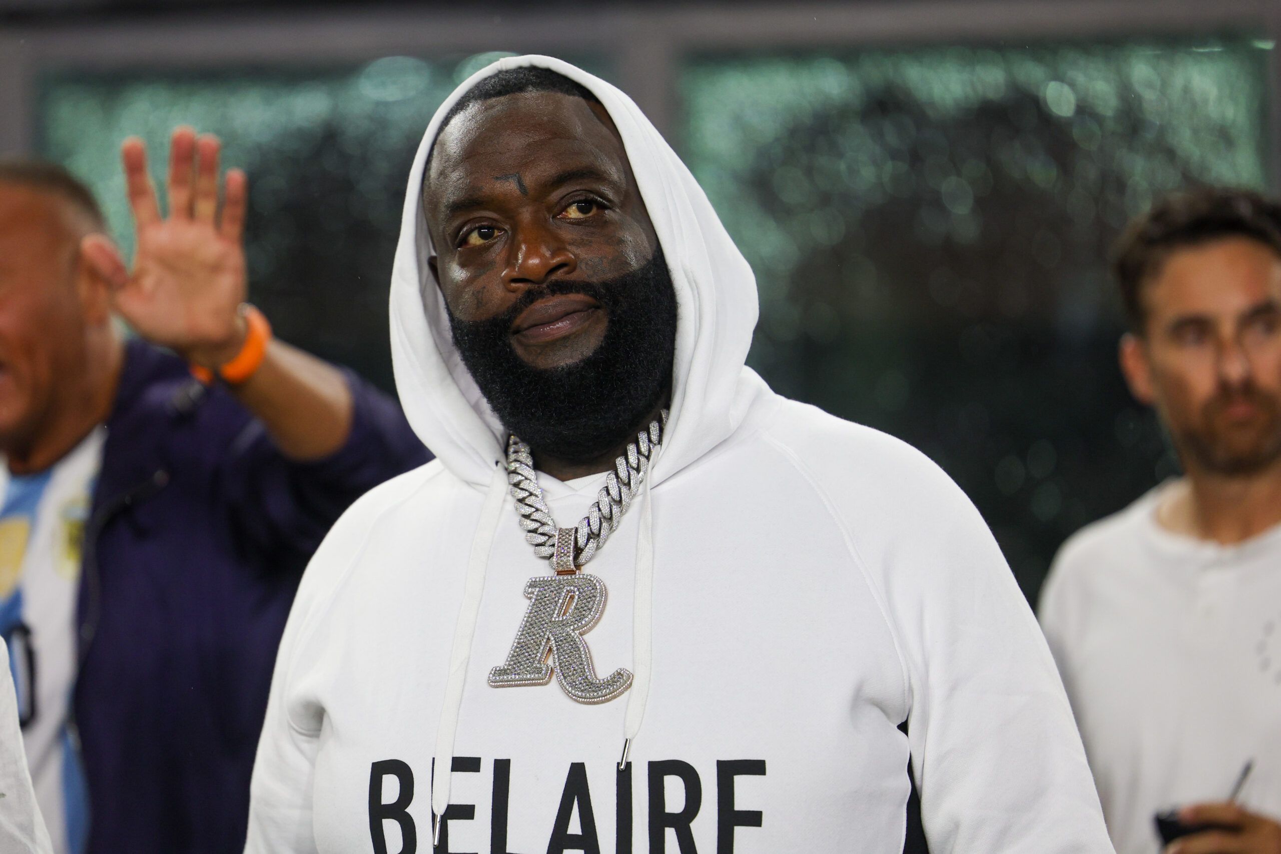 Drake, Rick Ross의 솔로 공연에 반응하다