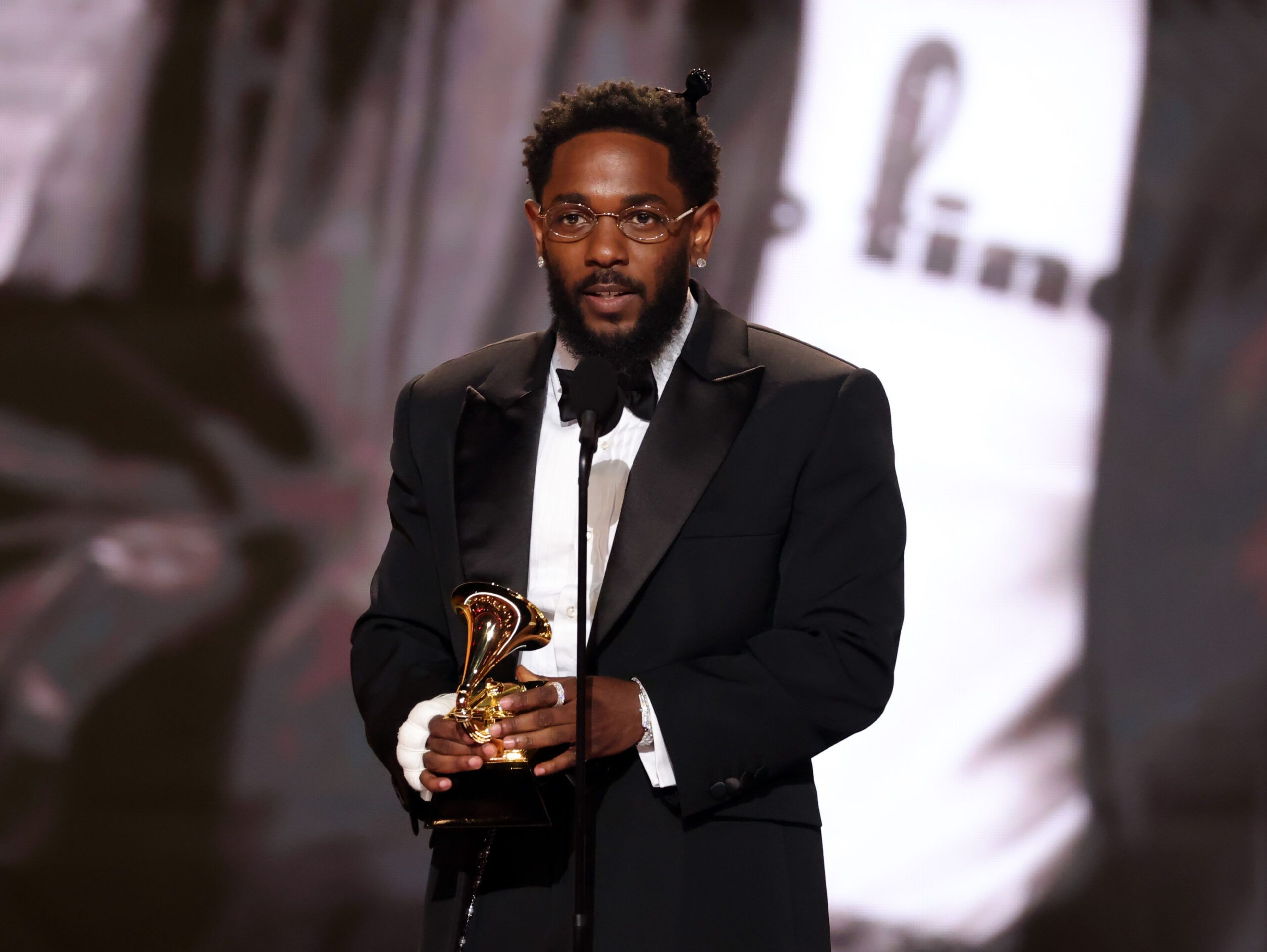 핏불 사고로 두 팔 잃은 6살 Romell, 기적의 첫걸음… 이제는 Kendrick Lamar를 기다립니다