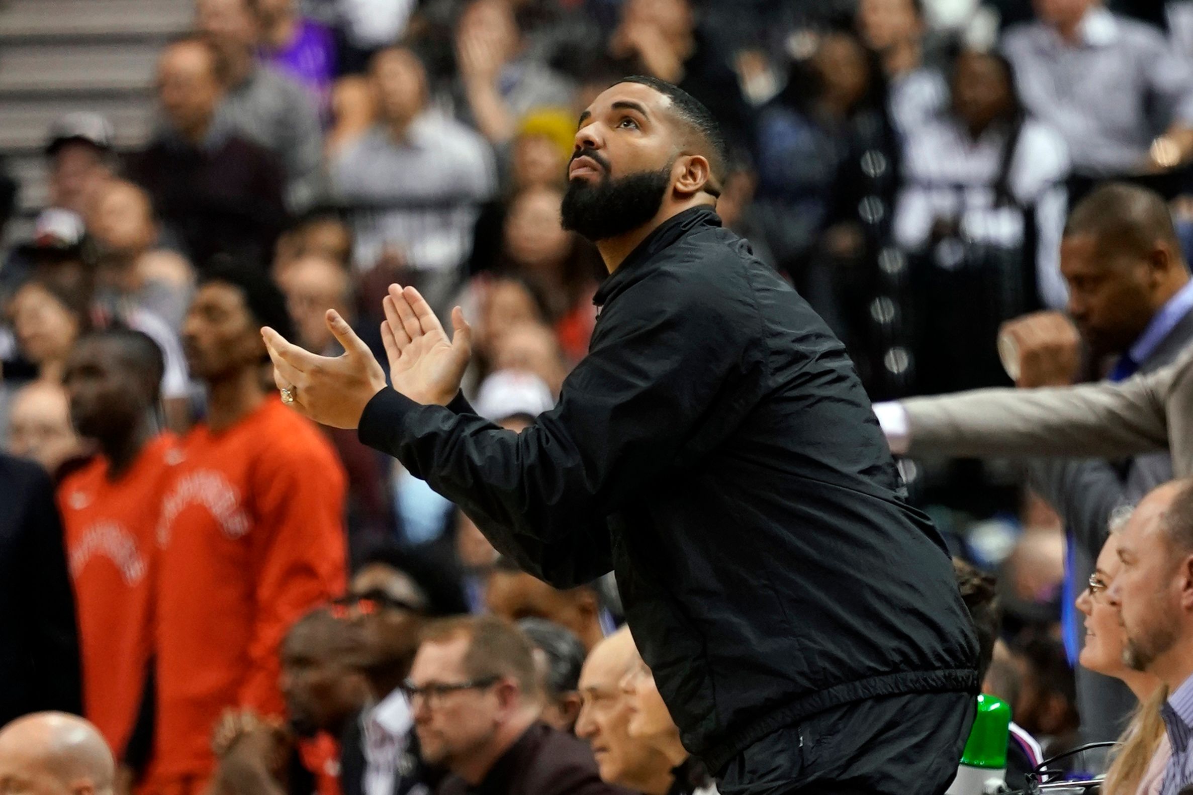 Drake, 묘지에서 신곡 뮤직비디오 촬영 포착… 팬들 해석 분분