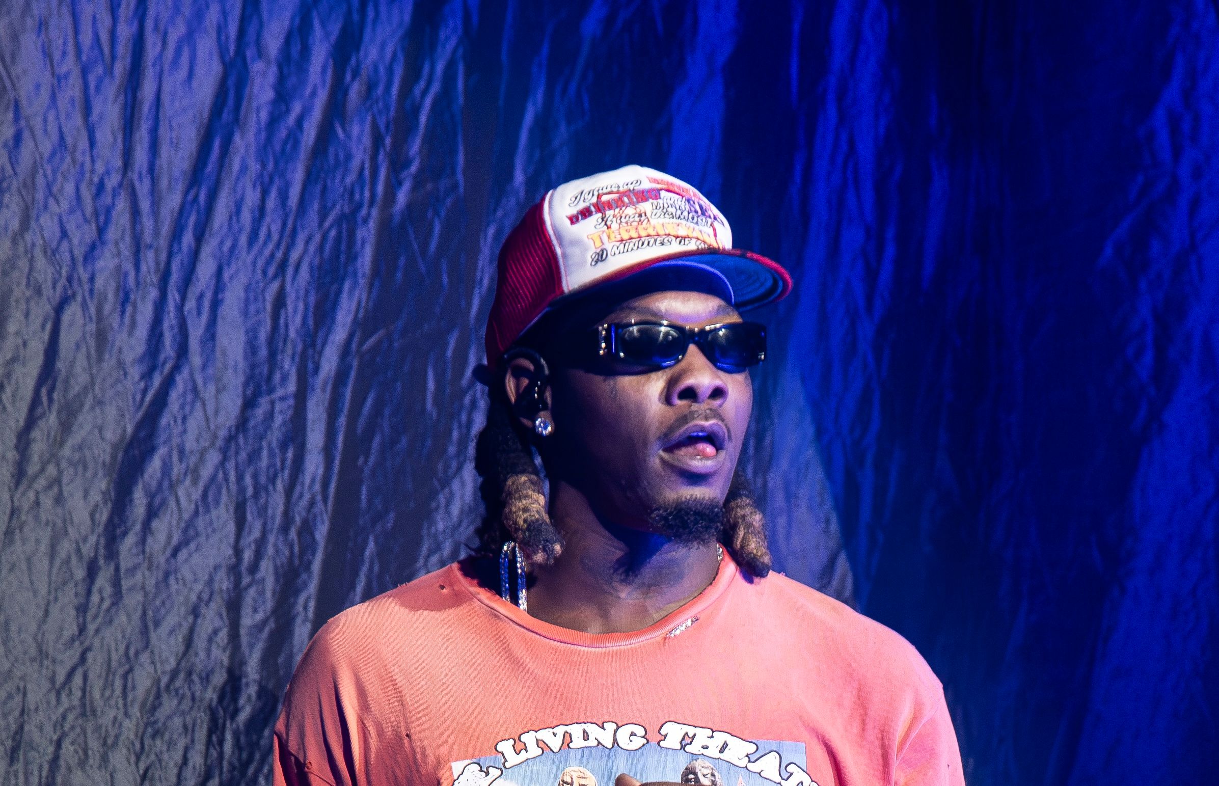 Offset, 병원 앞 휠체어 타고 담배 피우는 모습 포착... 총격 사건 후 회복 중