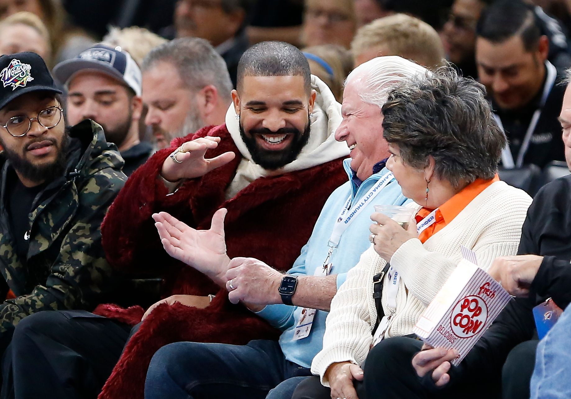 드레이크 차량 스치자 눈물 터뜨린 한 남성, '그 안에 그가 있다'는 말에 무너지다