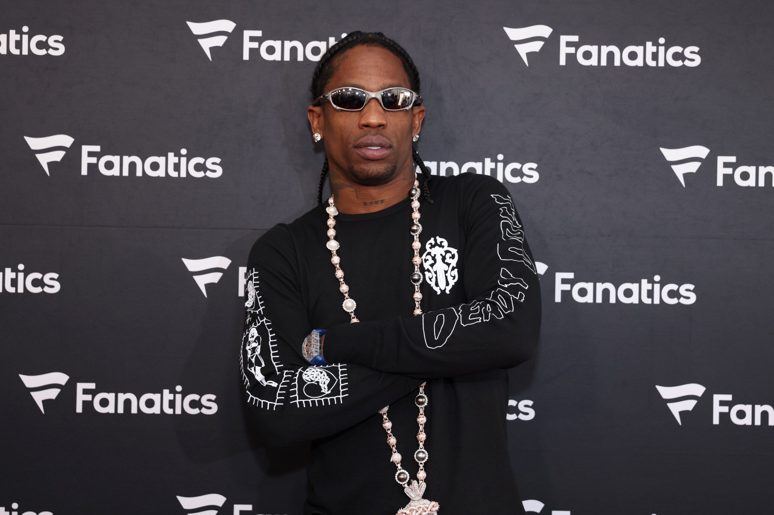 Travis Scott, 슈퍼볼 파티서 타카시 무라카미 협업 예수 펜던트와 200만 달러 Richard Mille로 시선 강탈