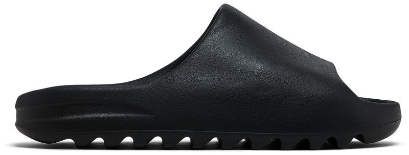 Yeezy YS-01 슬라이드, JD Sports 매장에서 실물 포착... 출시 분위기 반전