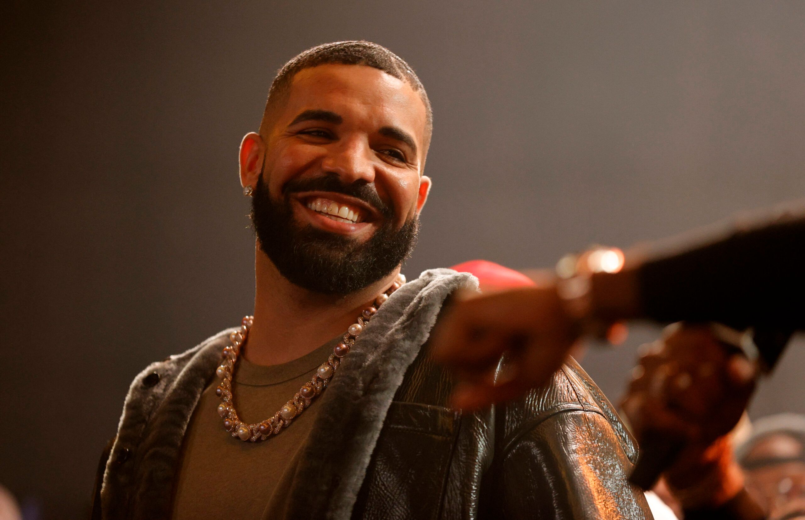 Drake, 하룻밤 세 개 앨범 초대형 깜짝 발표