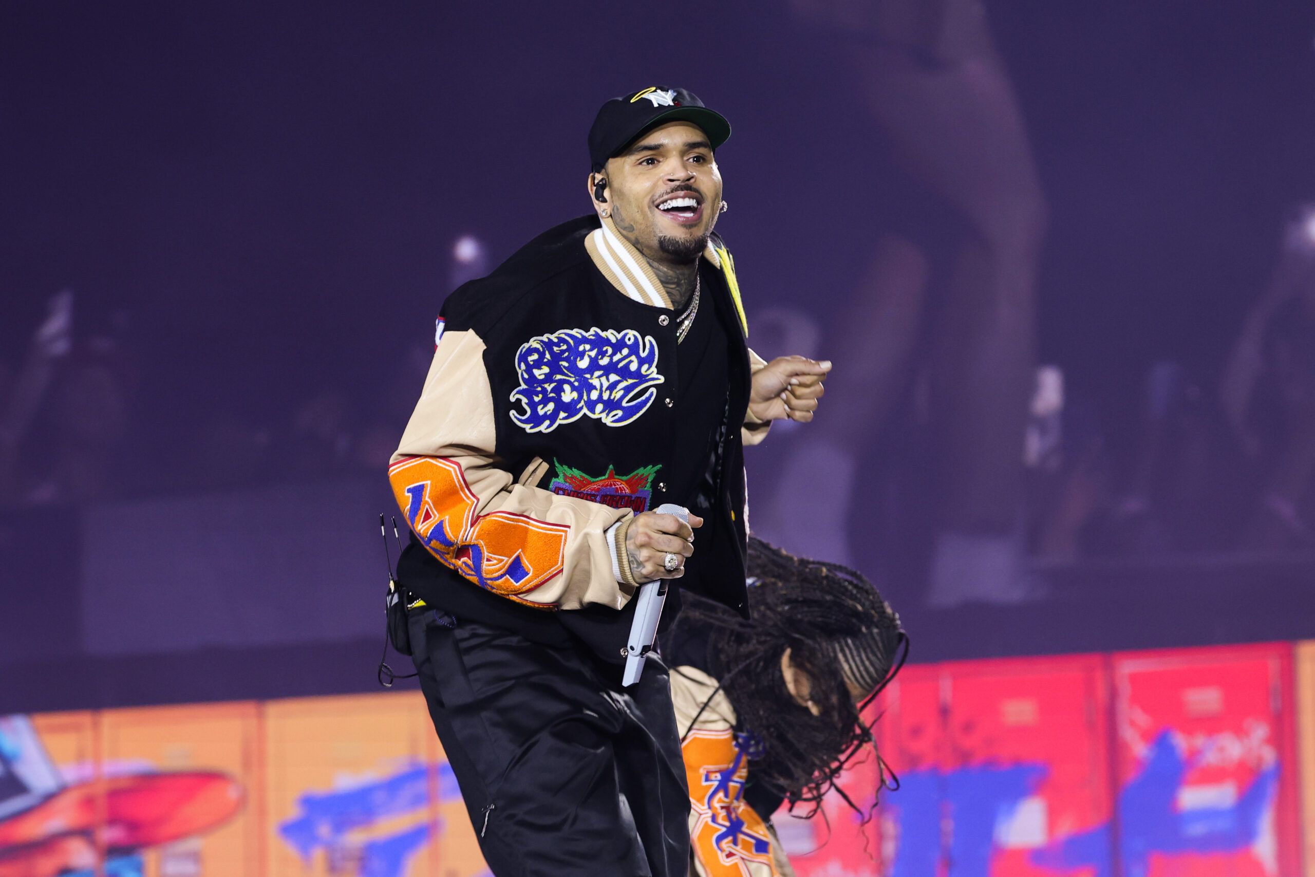 Chris Brown, 혹평 딛고 새 앨범 빌보드 TOP10 안착… “내 팬 아니면 듣지 마”
