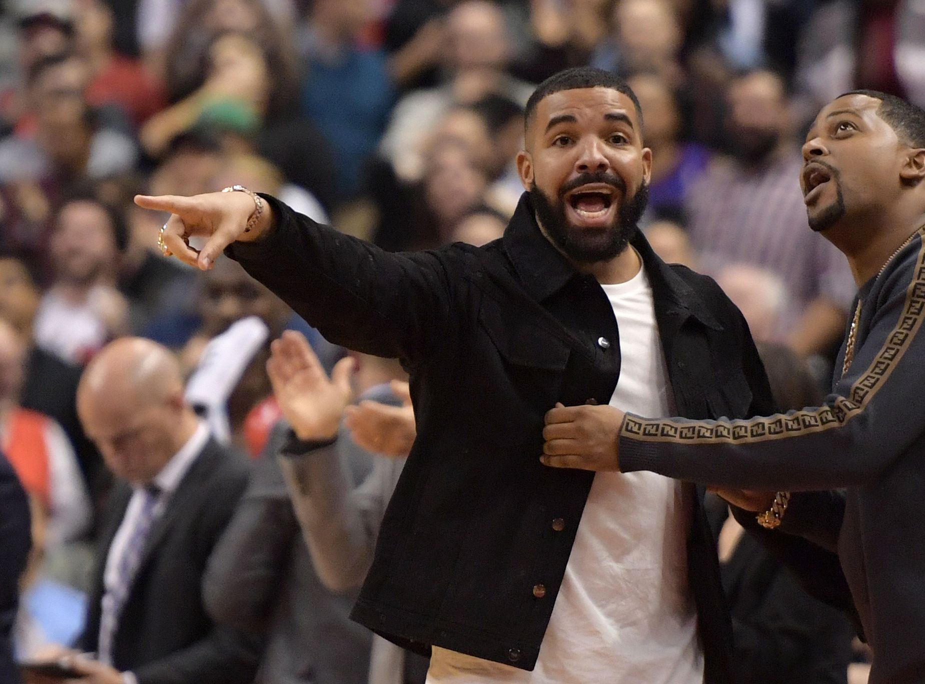 Drake의 과거 관계 논란, 위협 문자 메시지 폭로로 재점화