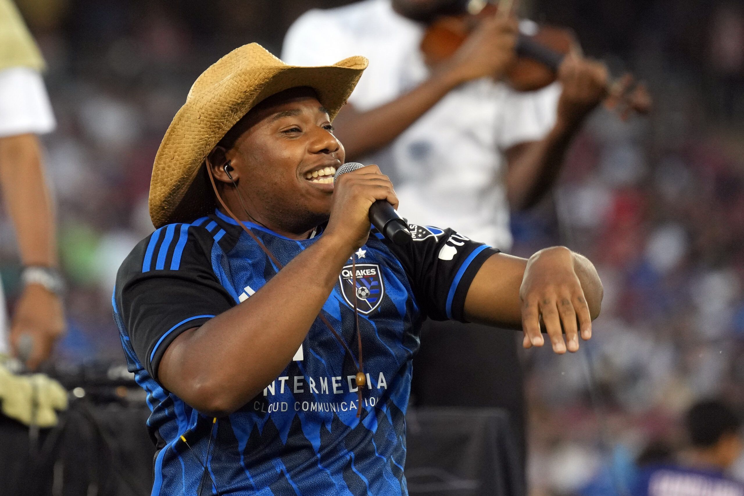 LaRussell, 새 곡에서 Epstein 언급해 논란... 온라인상 맹비난