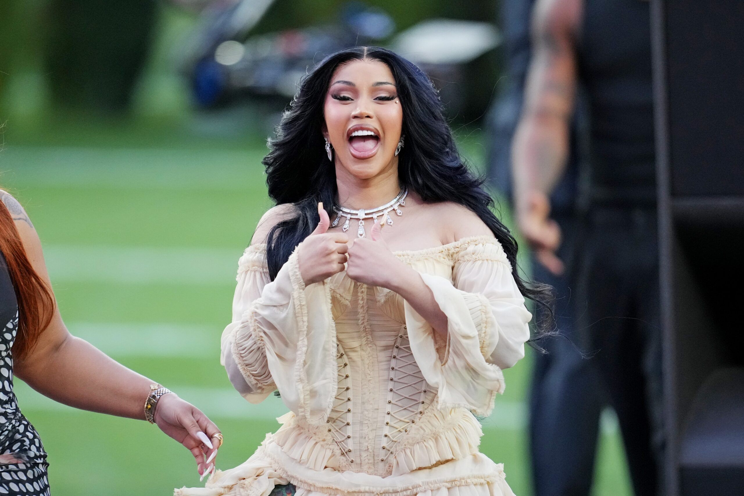Cardi B, 공개 사과했지만… Latto와의 설전서 드러난 ‘두 달’의 빈자리