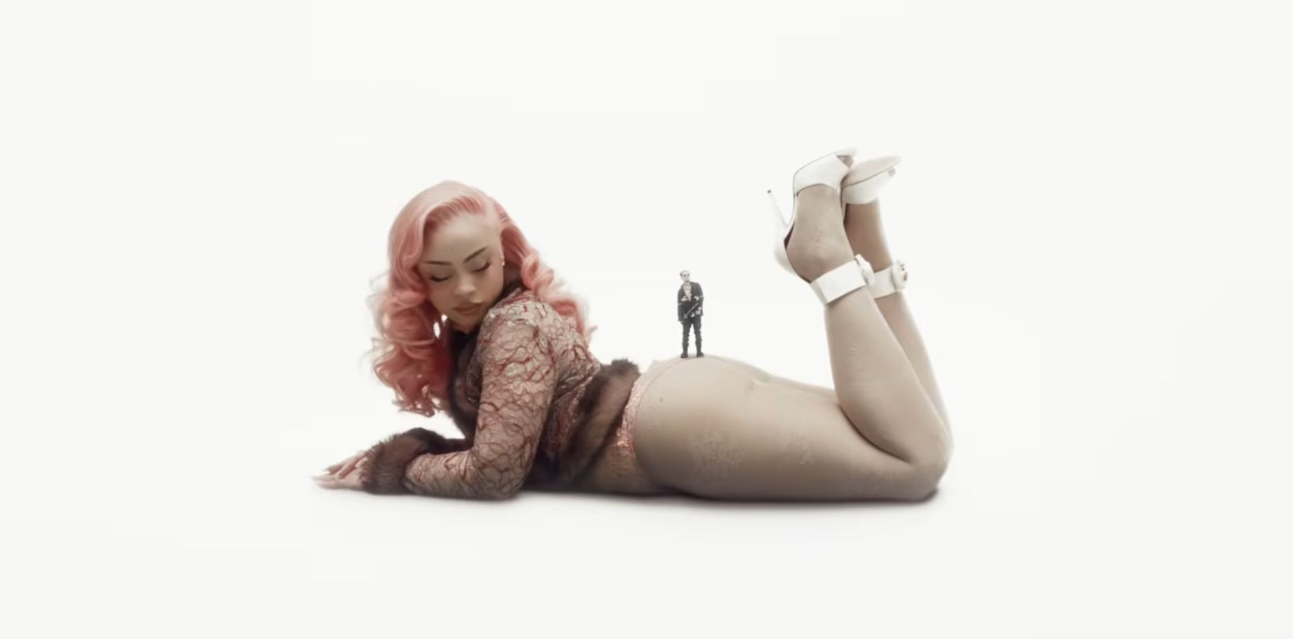 Yeat, 'Naked' 뮤직비디오 공개… 아이스 스파이스, 거대한 크기로 깜짝 출연