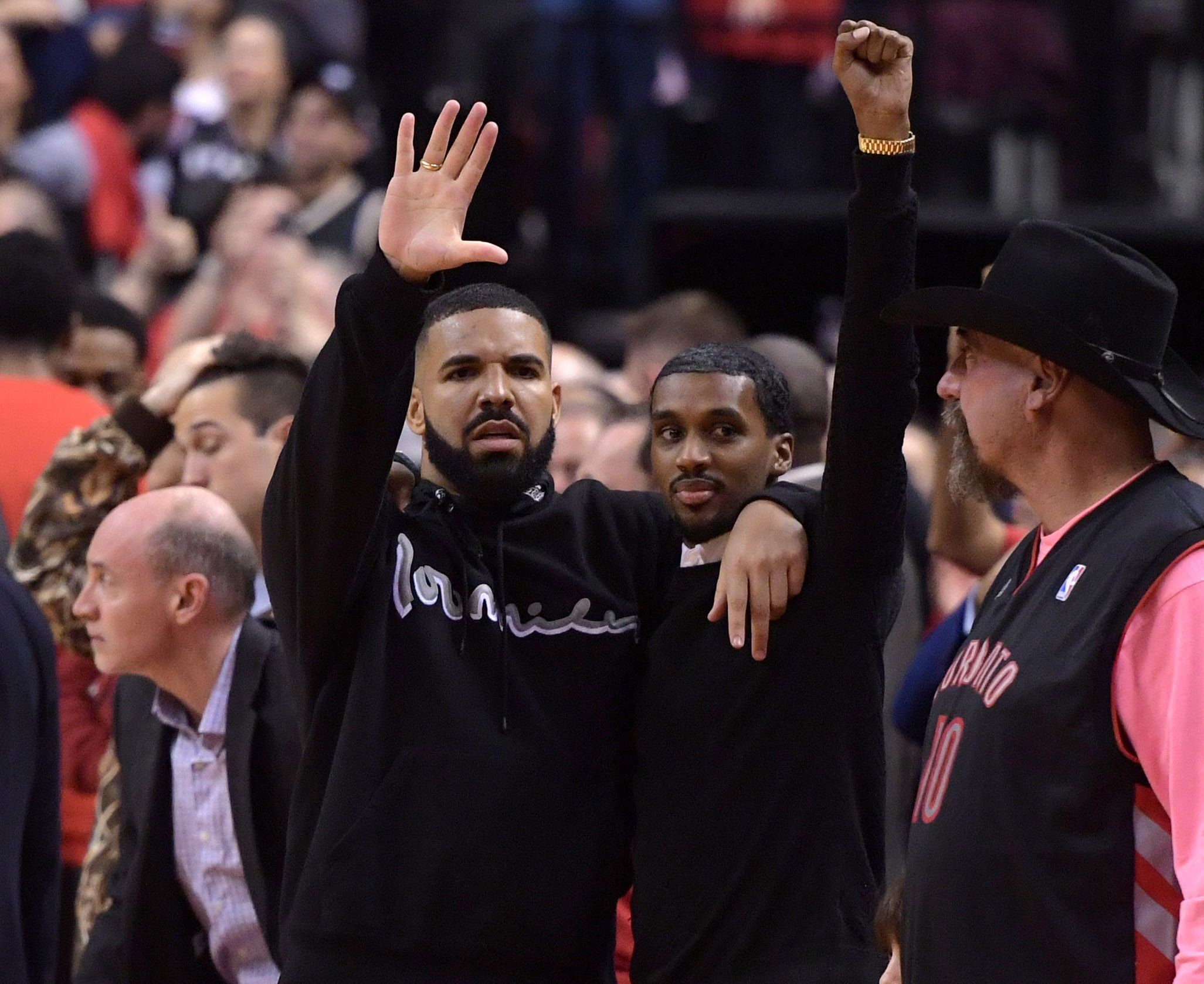 Drake의 라이브스트림, 버킨 백 뿌리고 캐비어 얹은 맥너겟까지