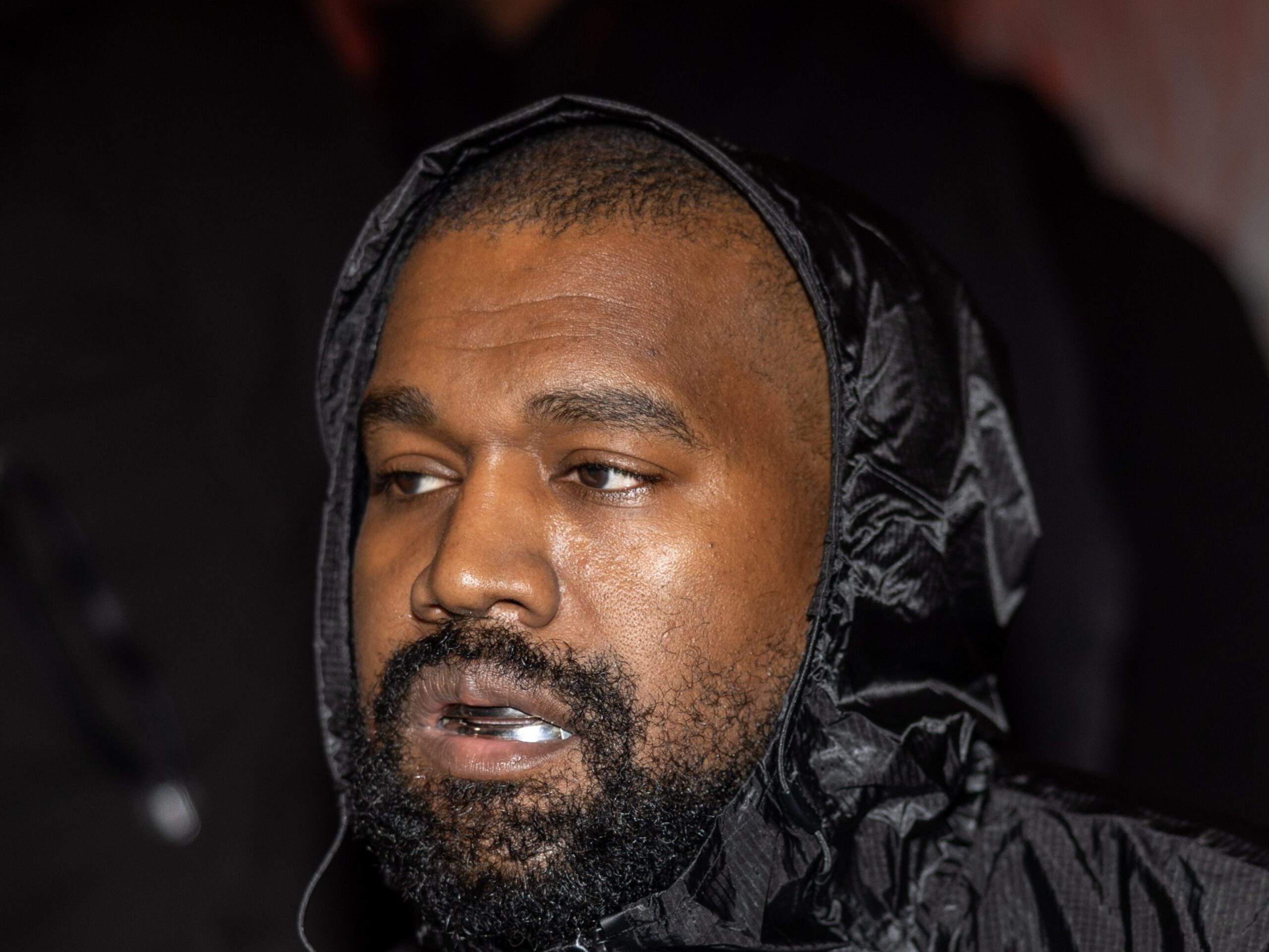 Ye, 영국 입국 금지 속 중국 어린이들의 노래 영상 게재