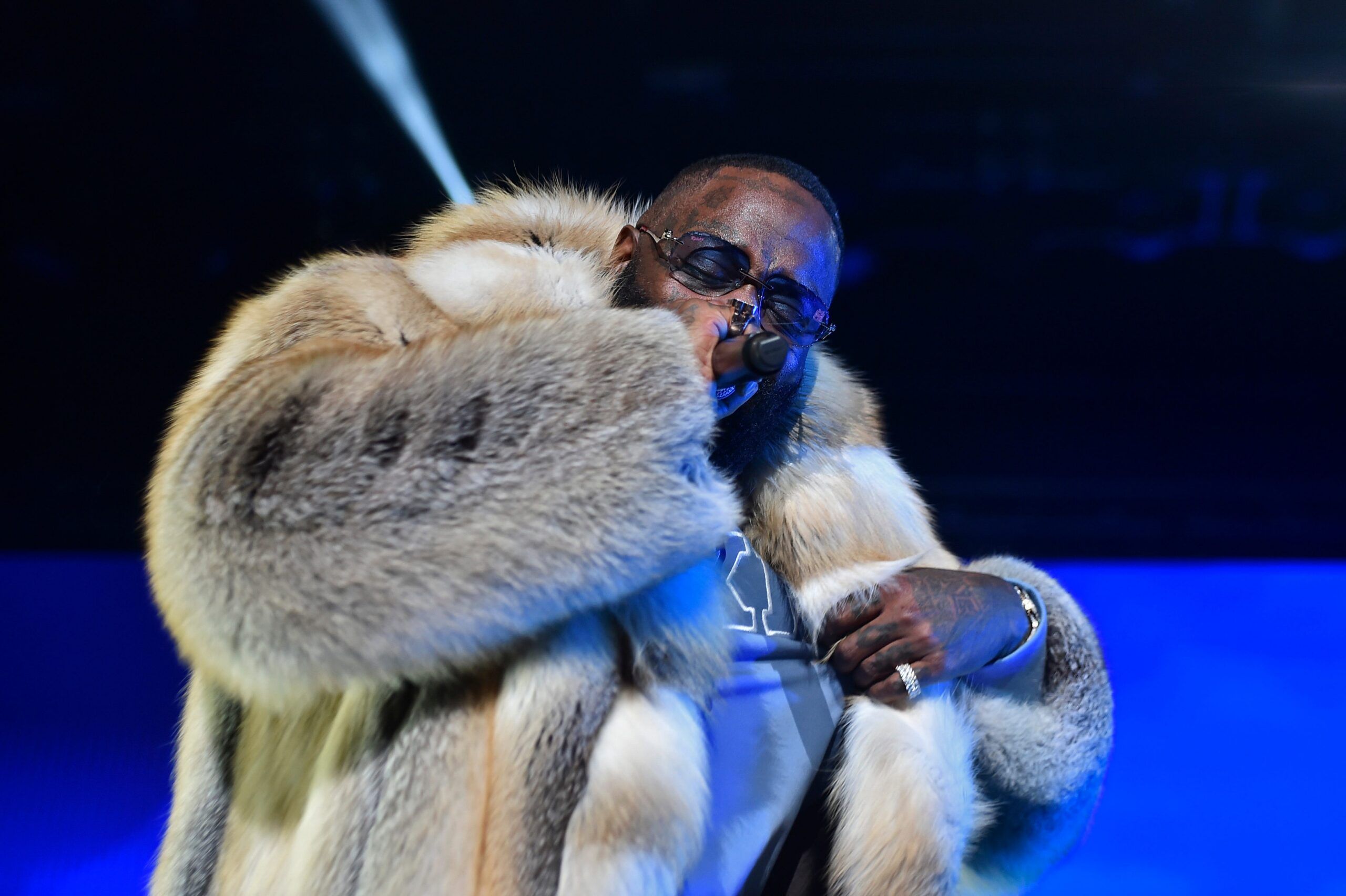 Rick Ross, 50 Cent 어머니 사진 티셔츠 입은 King Harris에 "사이즈 3XL로 하나 보내줘"